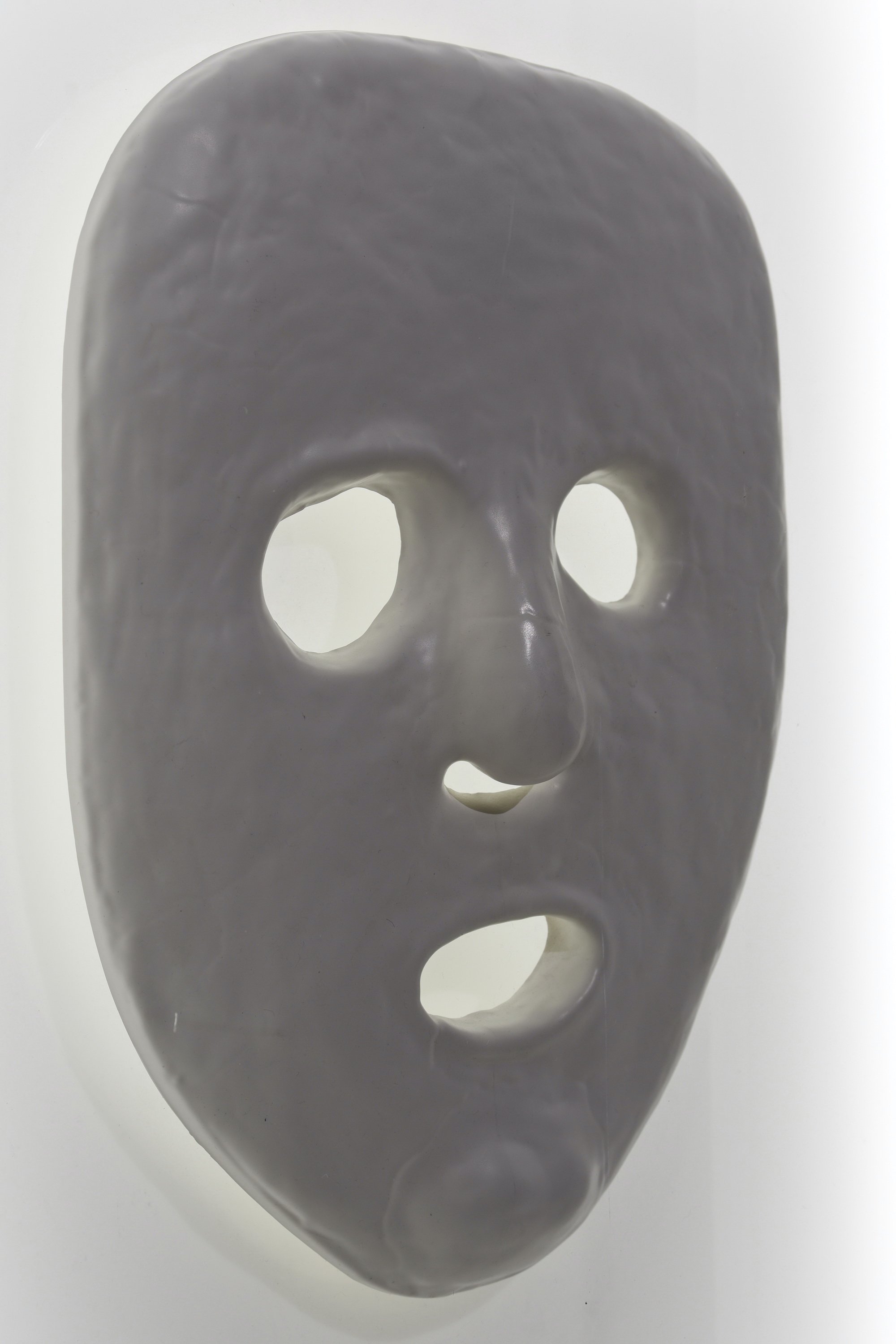 Detalje: Anna Walther, Unmasking the Neurotypical, Akrylplast, aluminum, LED tape, pladevat, 2024. Foto: Ole Jørgensen.