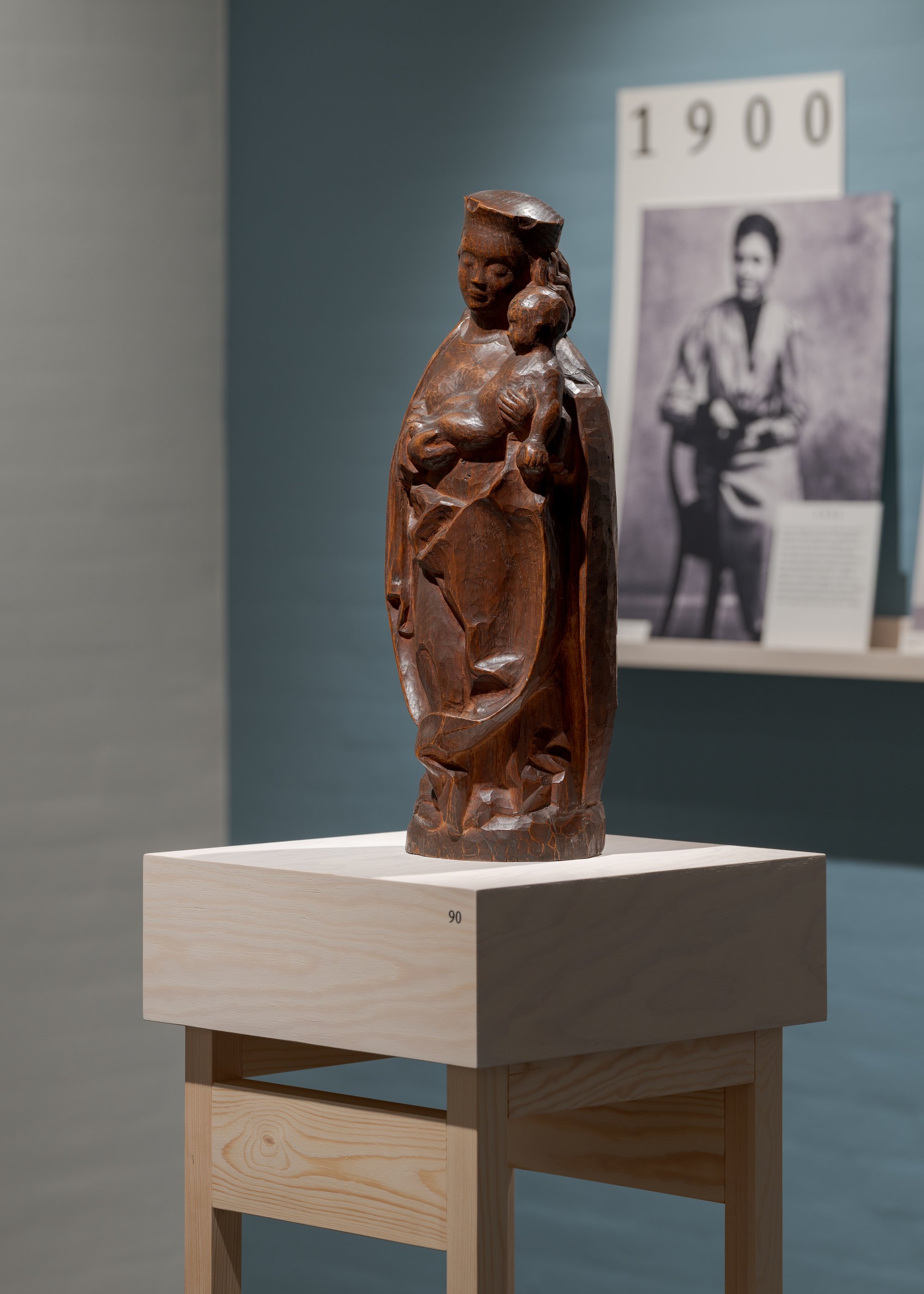 Astrid Noack, <i>Madonna med barn</i>, 1909, træ. <i>Menneske først – Astrid Noacks Studiesamling</i>. Holstebro Kunstmuseum d. 16. nov. 2024 - 4. maj 2025. Foto: David Stjernholm