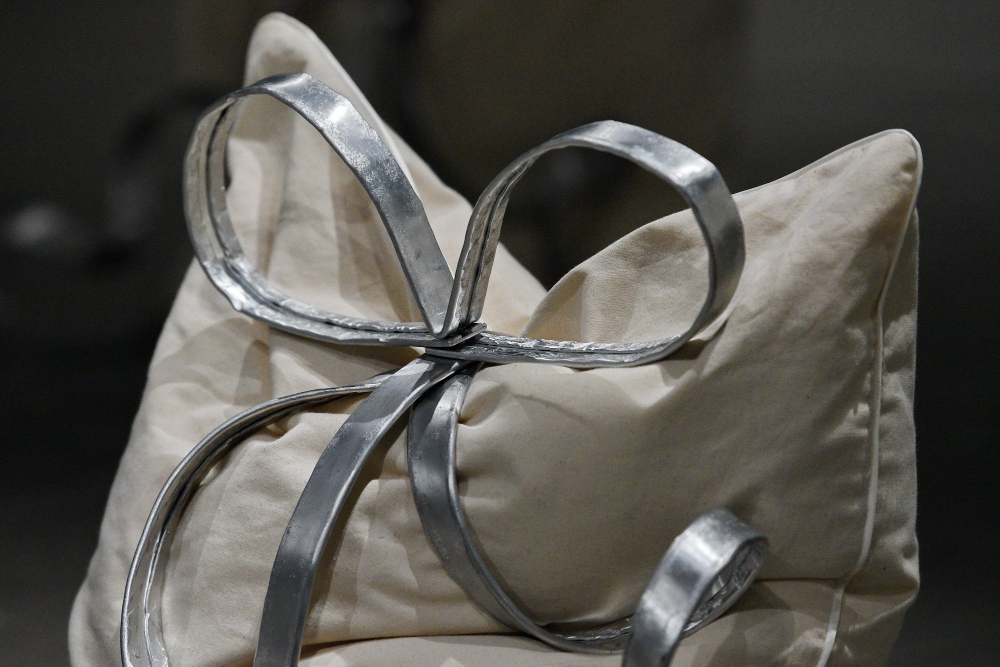 Detalje: Anna Walther, <i>Work From Bed</i>, aluminium, staut, tittebånd, sand, 2024. Foto: Ole Jørgensen.