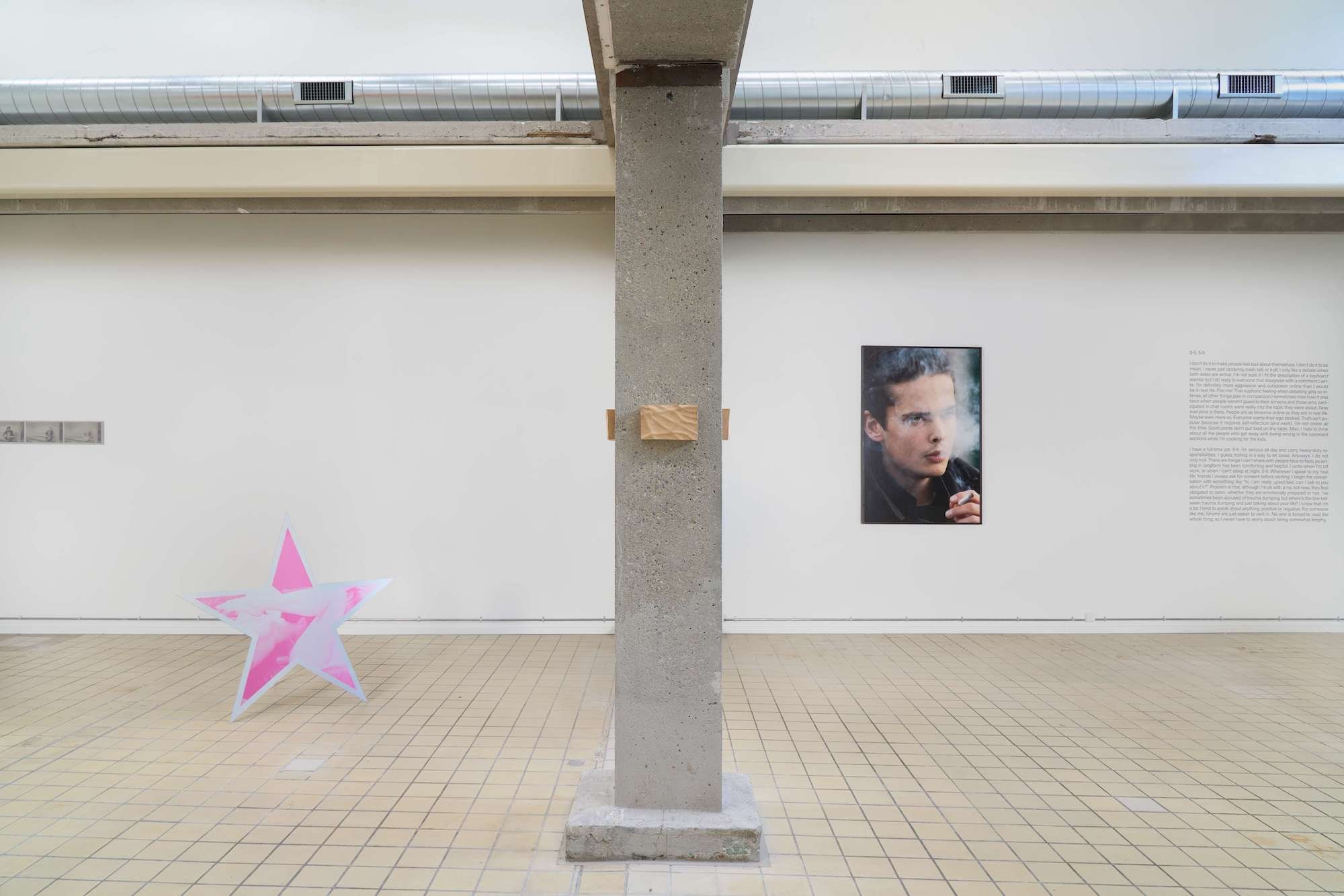 Maja Malou Lyse, <i>Girl X</i>, 2025. Beth Collar, <i>Vascular Panel I-IV</i>, 2021. Simon Dybbroe Møller, <i>Cultural Producer Smoking a Cigarette</i>, 2010-24. Installationsview fra gruppeudstillingen <i>9-5, 5-9</i> i Room Room, København, 2025. Foto: Brian Kure.