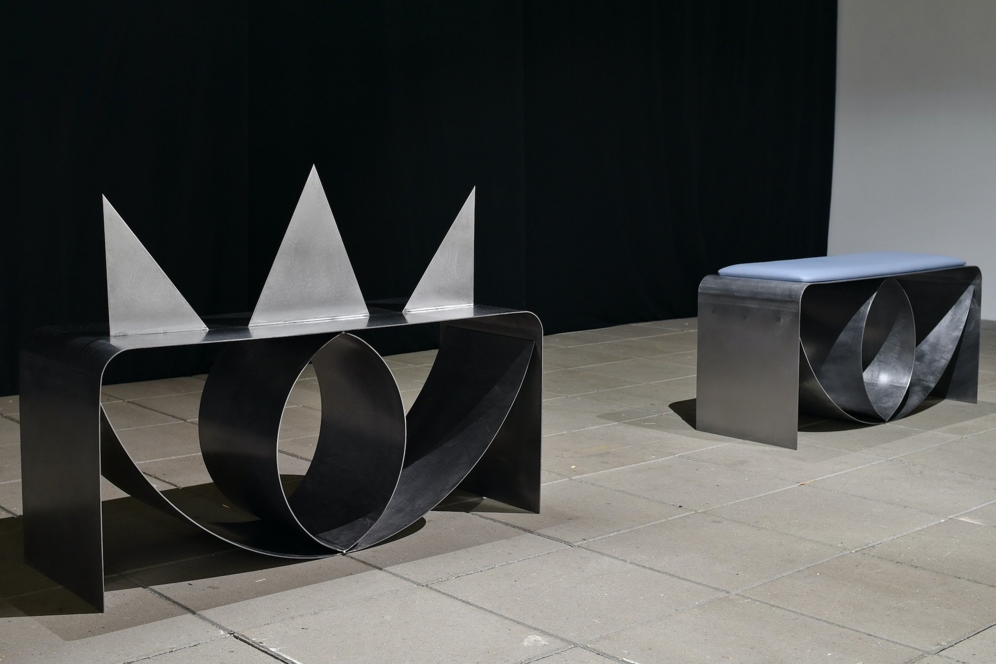 Anna Walther, The Eye is the Most Hostile Architecture, stål, læder, træ, 2024. Foto: Ole Jørgensen.