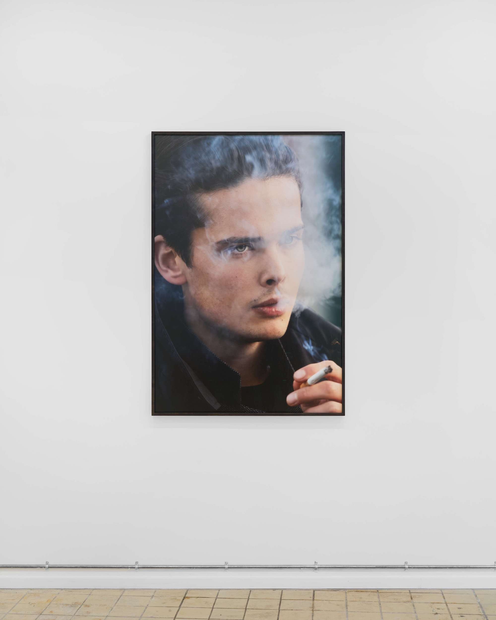 Simon Dybbroe Møller, Cultural Producer Smoking a Cigarette, 2010-24. Installationsview fra gruppeudstillingen 9-5, 5-9 i Room Room, København, 2025. Foto: Brian Kure.