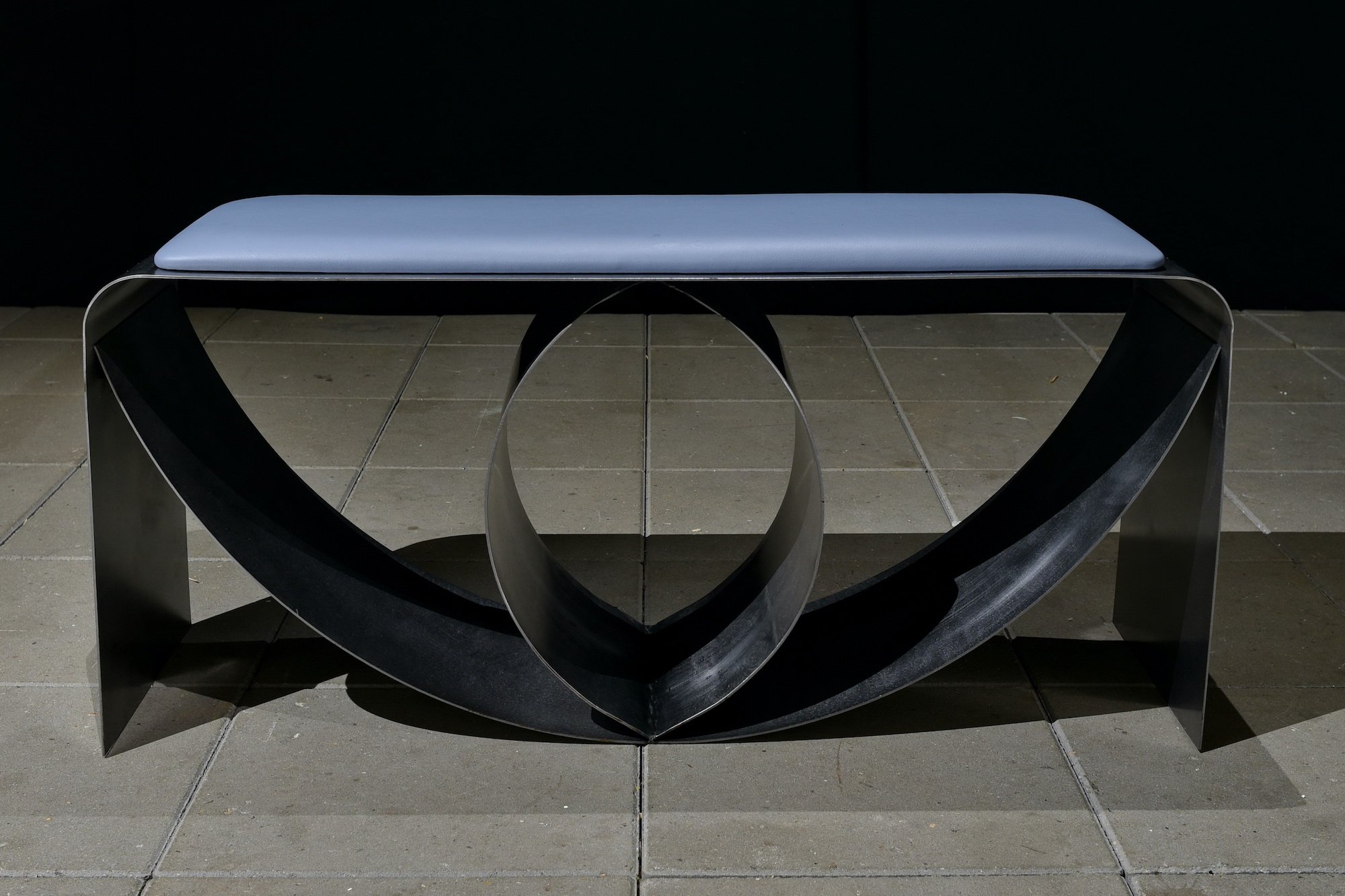 Detalje: Anna Walther, The Eye is the Most Hostile Architecture, stål, læder, træ, 2024. Foto: Ole Jørgensen.