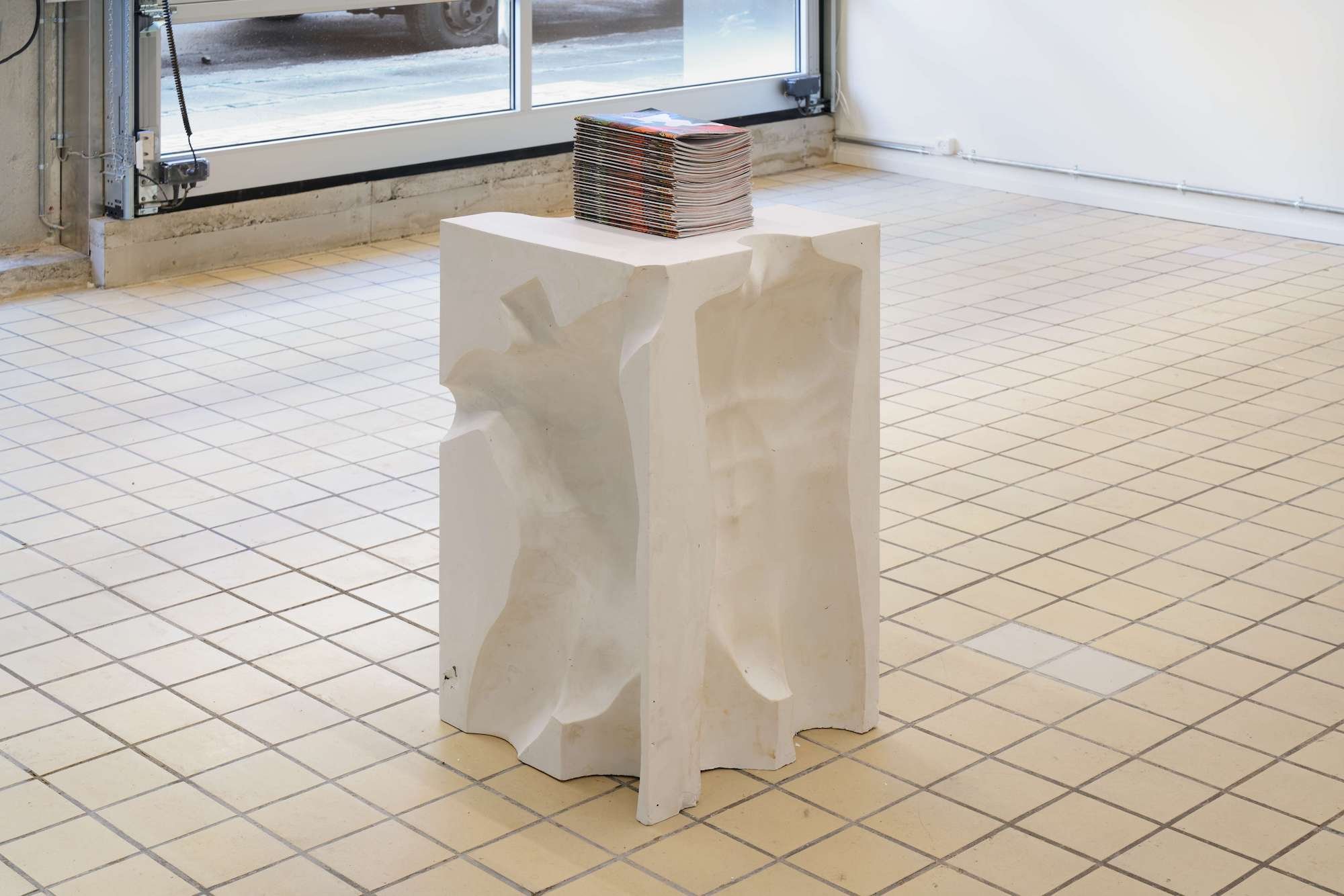 Heine Kjærgaard Clausen, <i>Tarzan Tarzan</i>, 2025. Installationsview fra gruppeudstillingen <i>9-5, 5-9</i> i Room Room, København, 2025. Foto: Brian Kure.