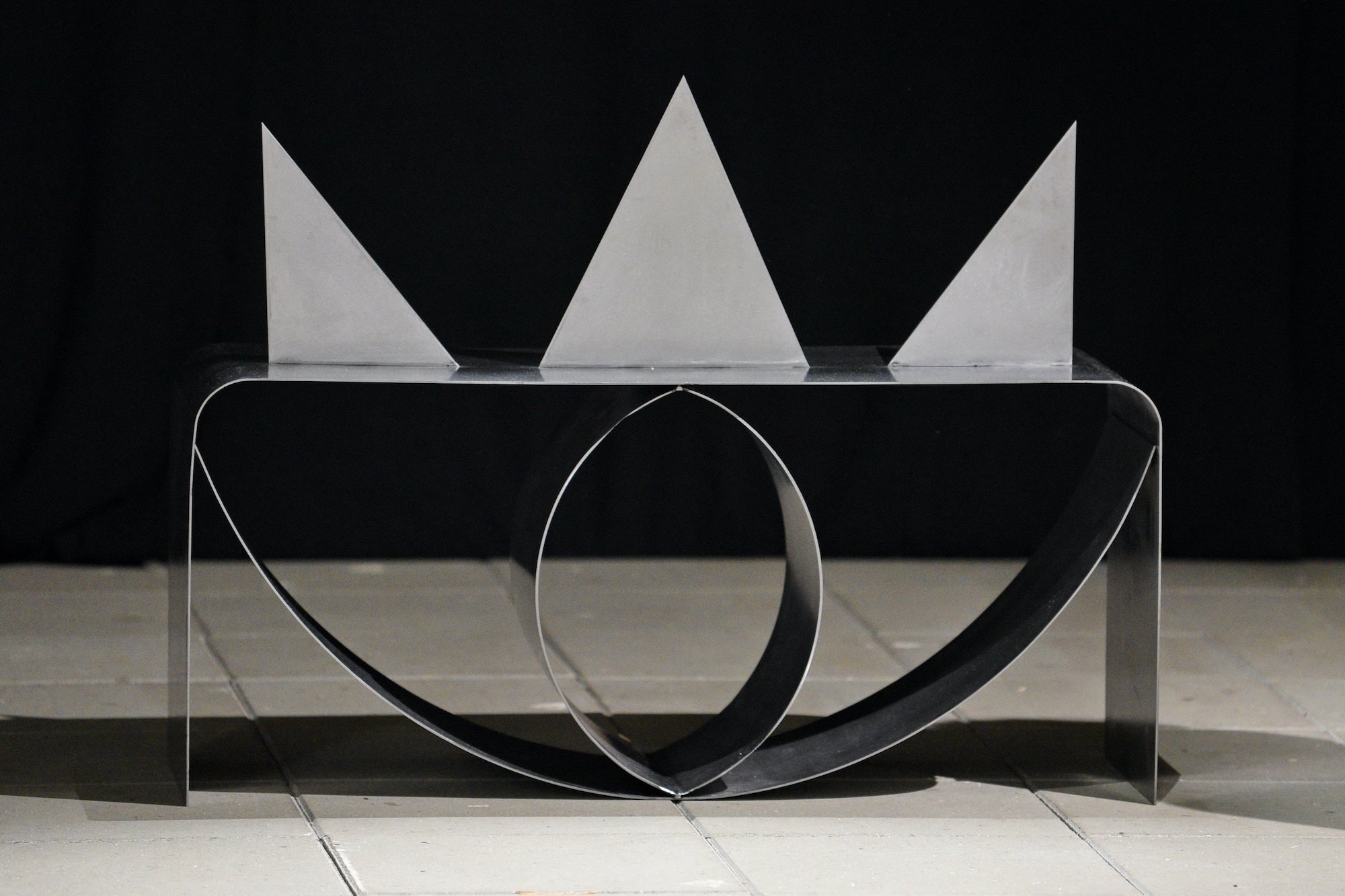 Detalje: Anna Walther, The Eye is the Most Hostile Architecture, stål, læder, træ, 2024. Foto: Ole Jørgensen.