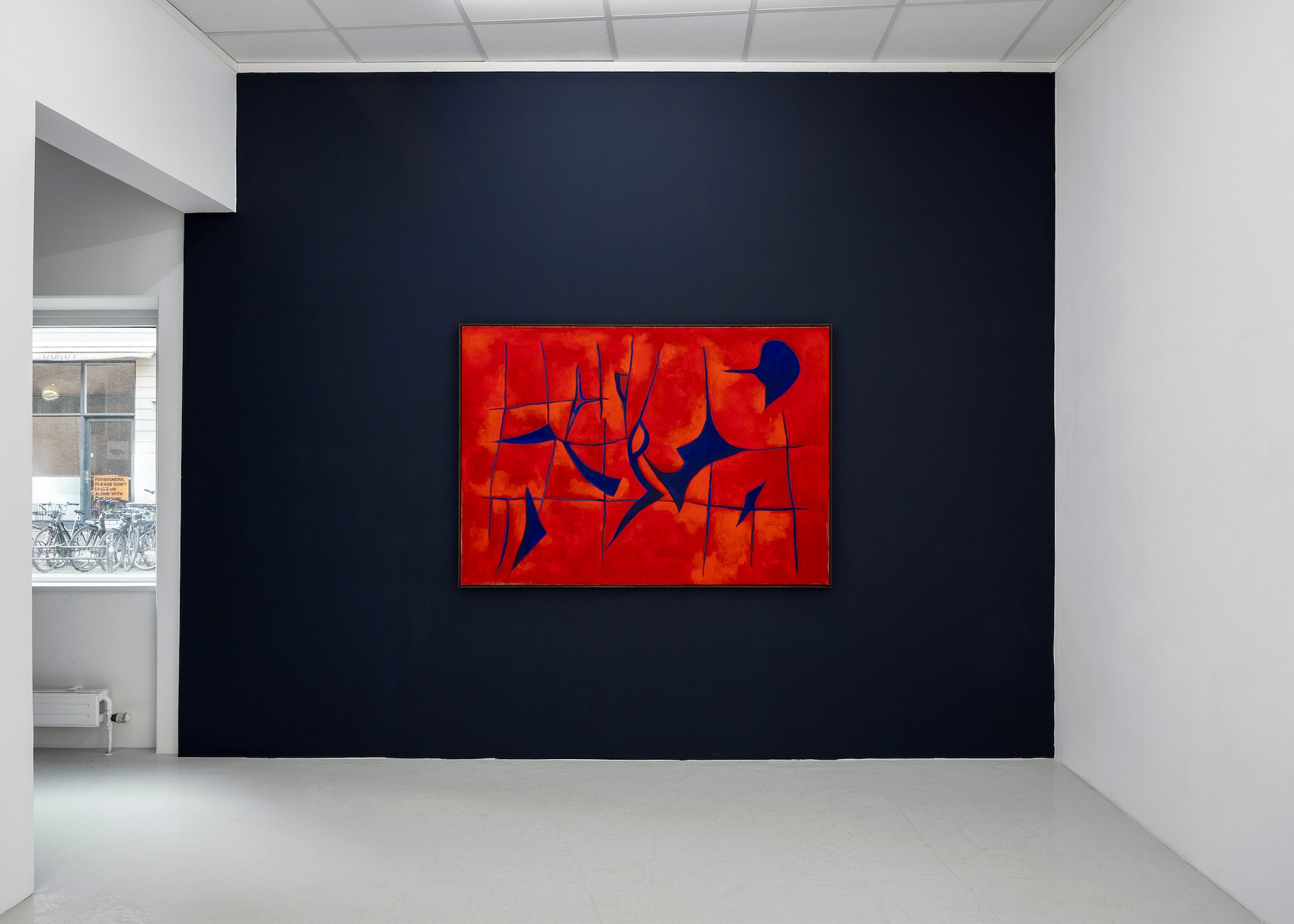 Mathias Malling Mortensen, Untitled, 2025, pigments and glue binder on canvas, painted walnut frame. Foto: Malle Madsen