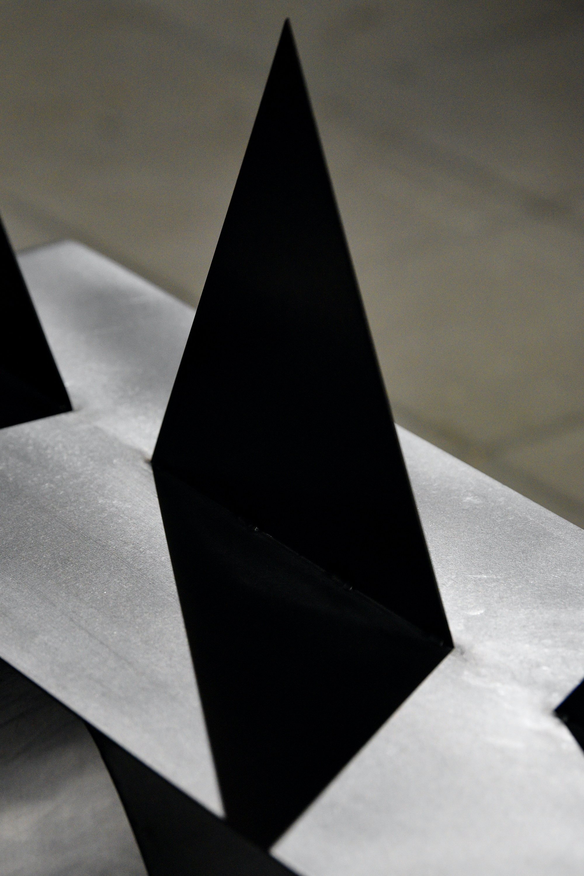 Detalje: Anna Walther, The Eye is the Most Hostile Architecture, stål, læder, træ 2024. Foto: Ole Jørgensen.