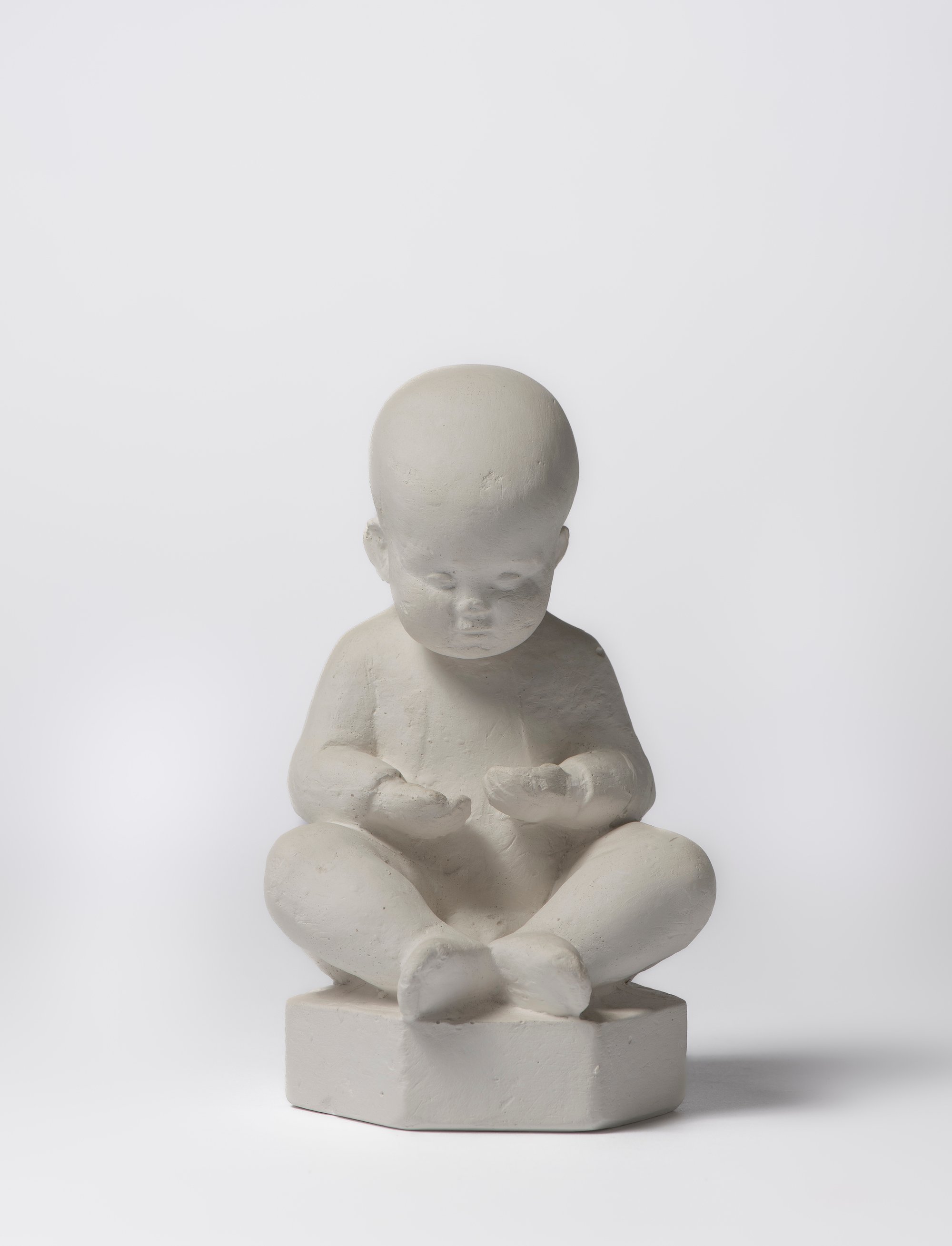 Lille siddende barn, 1922-1923. Gips, 21 x 12,5 x 11 cm. Foto: Lars Bay