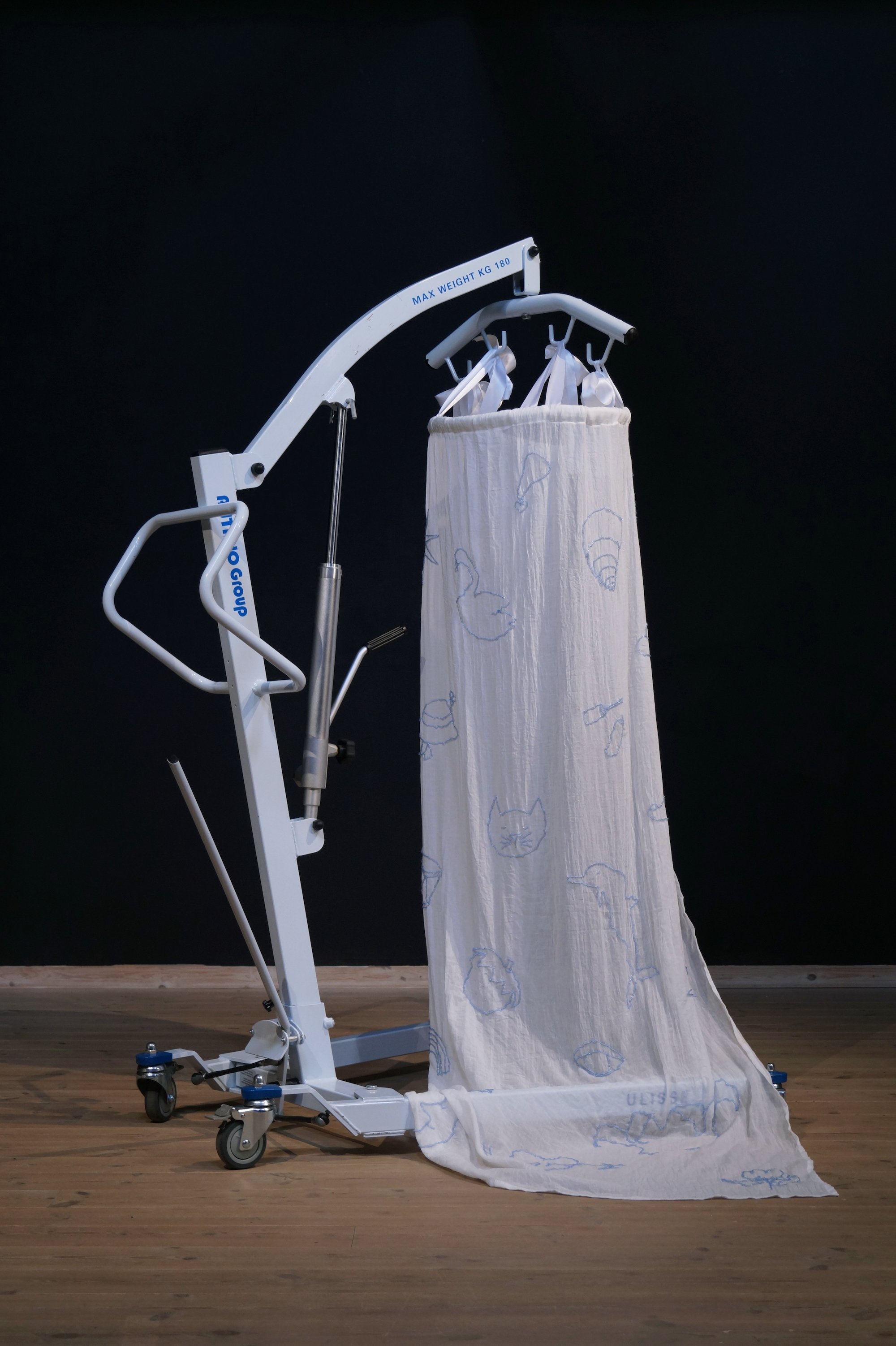 Maren Kjelgaard, Sov godt, personlift, bomuld, glasperler, 2024. Foto: Maren Kjelgaard.