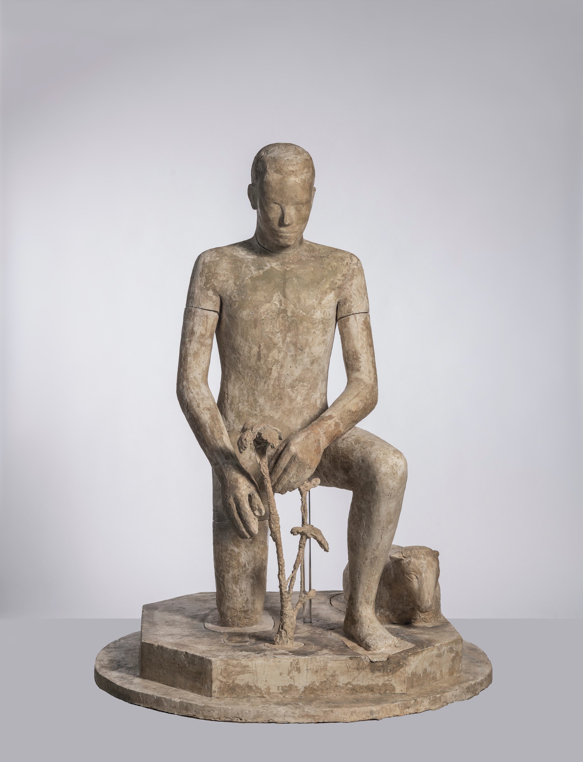 Knælende figur. Ung mand der planter et træ, 1948-1952. Originalgips, 150 x 112 x 115 cm. Foto: Lars Bay