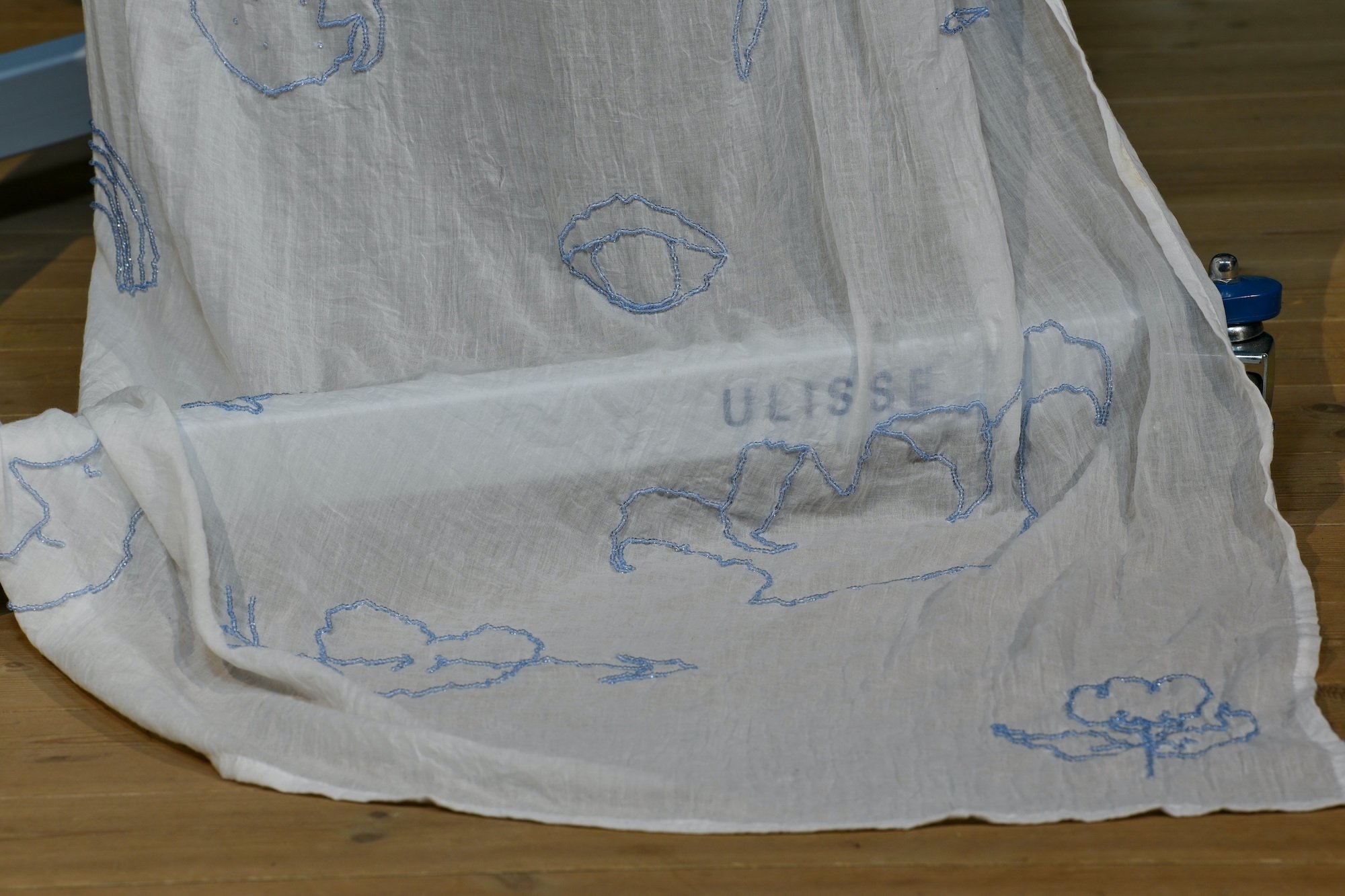 Detalje: Maren Kjelgaard, Sov godt, personlift, bomuld, glasperler, 2024. Foto: Ole Jørgensen.