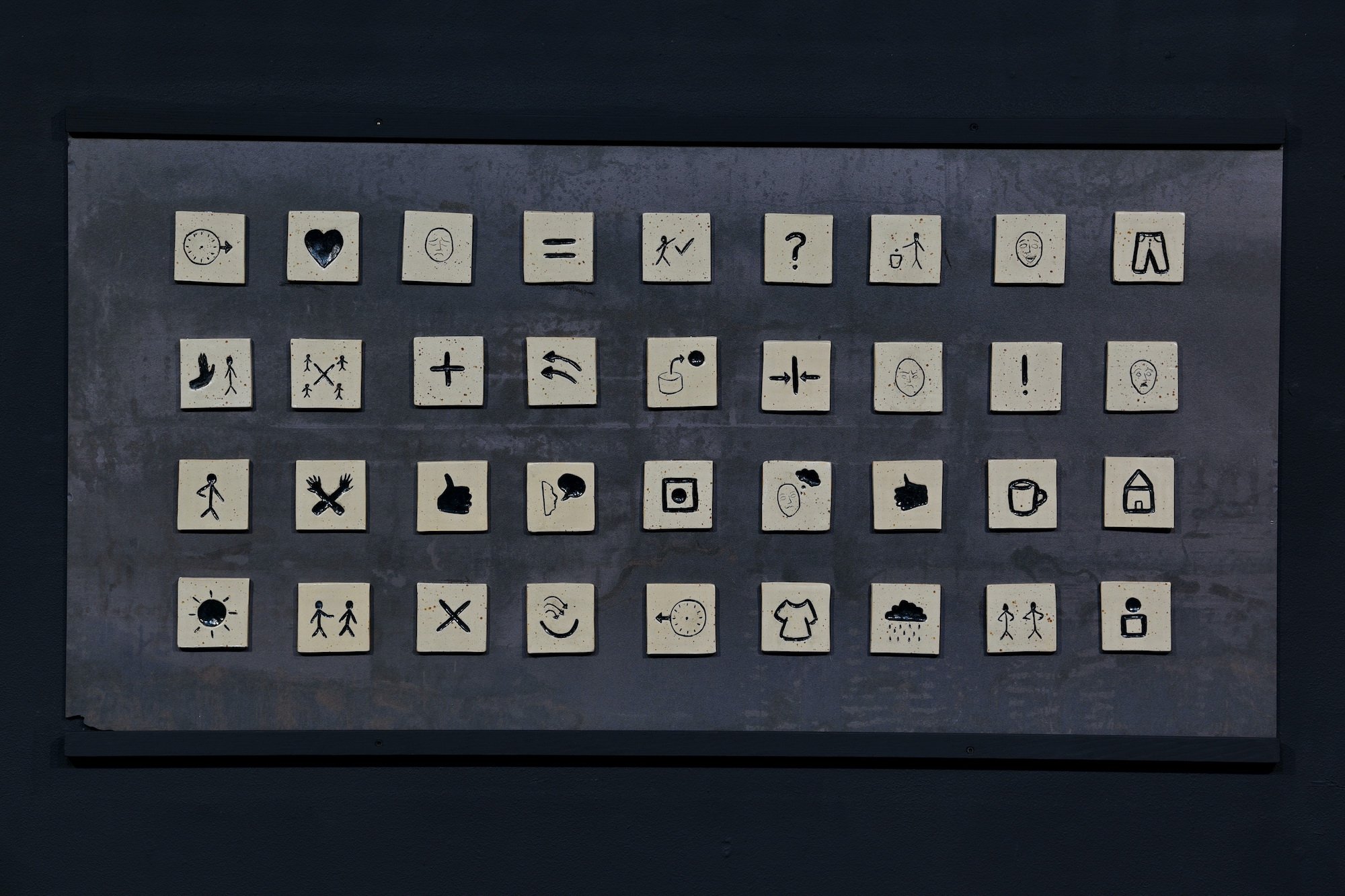 Maren Kjelgaard, Du har så vakkert språk II, glaseret stentøj, stål, 2025. Foto: Ole Jørgensen.