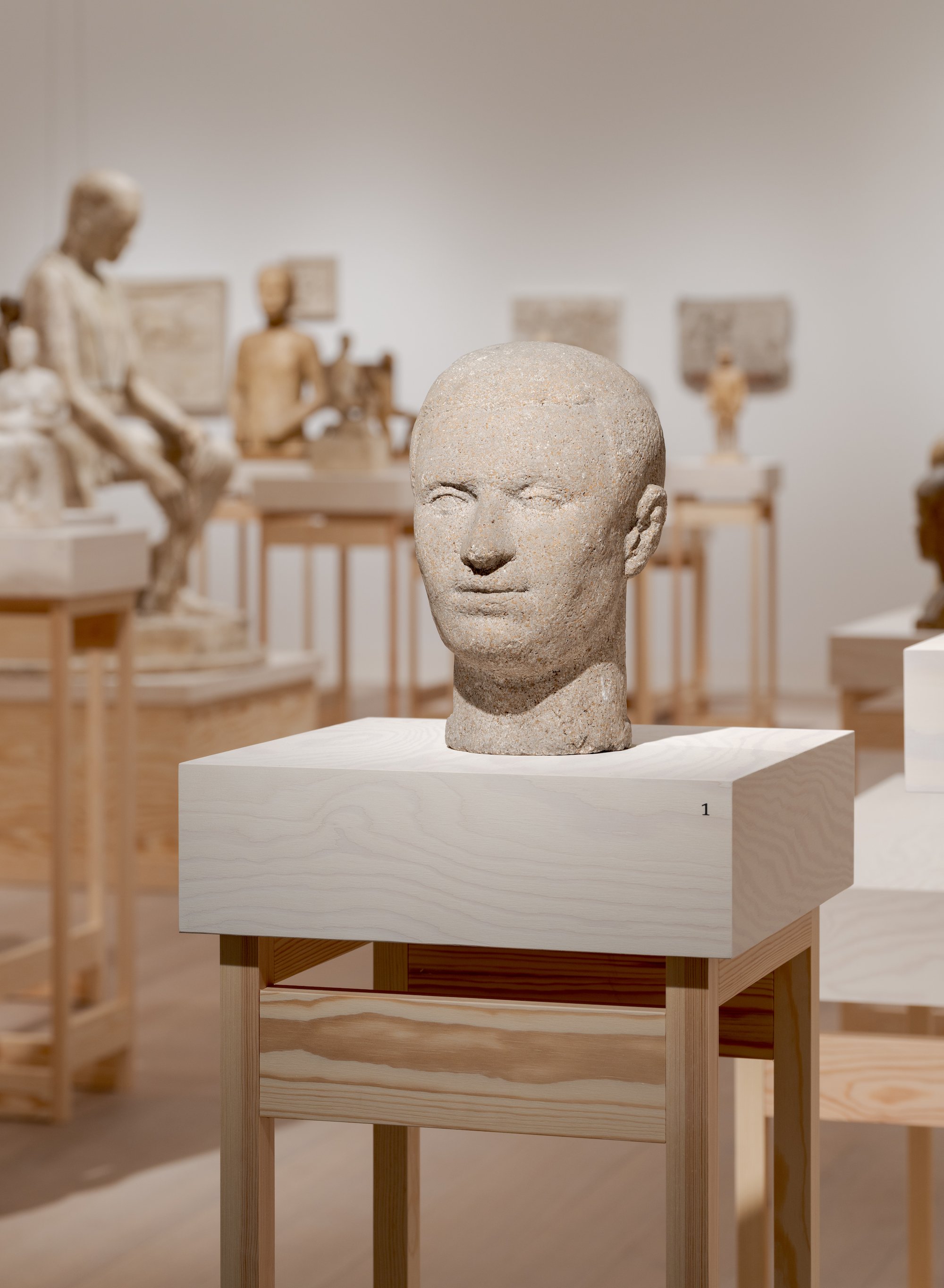 <i>Hoved [Mandshoved]</i>, 1930, granit, 30 x 18 x 24,5 cm. <i>Menneske først – Astrid Noacks Studiesamling</i>. Holstebro Kunstmuseum d. 16. nov. 2024 - 4. maj 2025. Foto: David Stjernholm