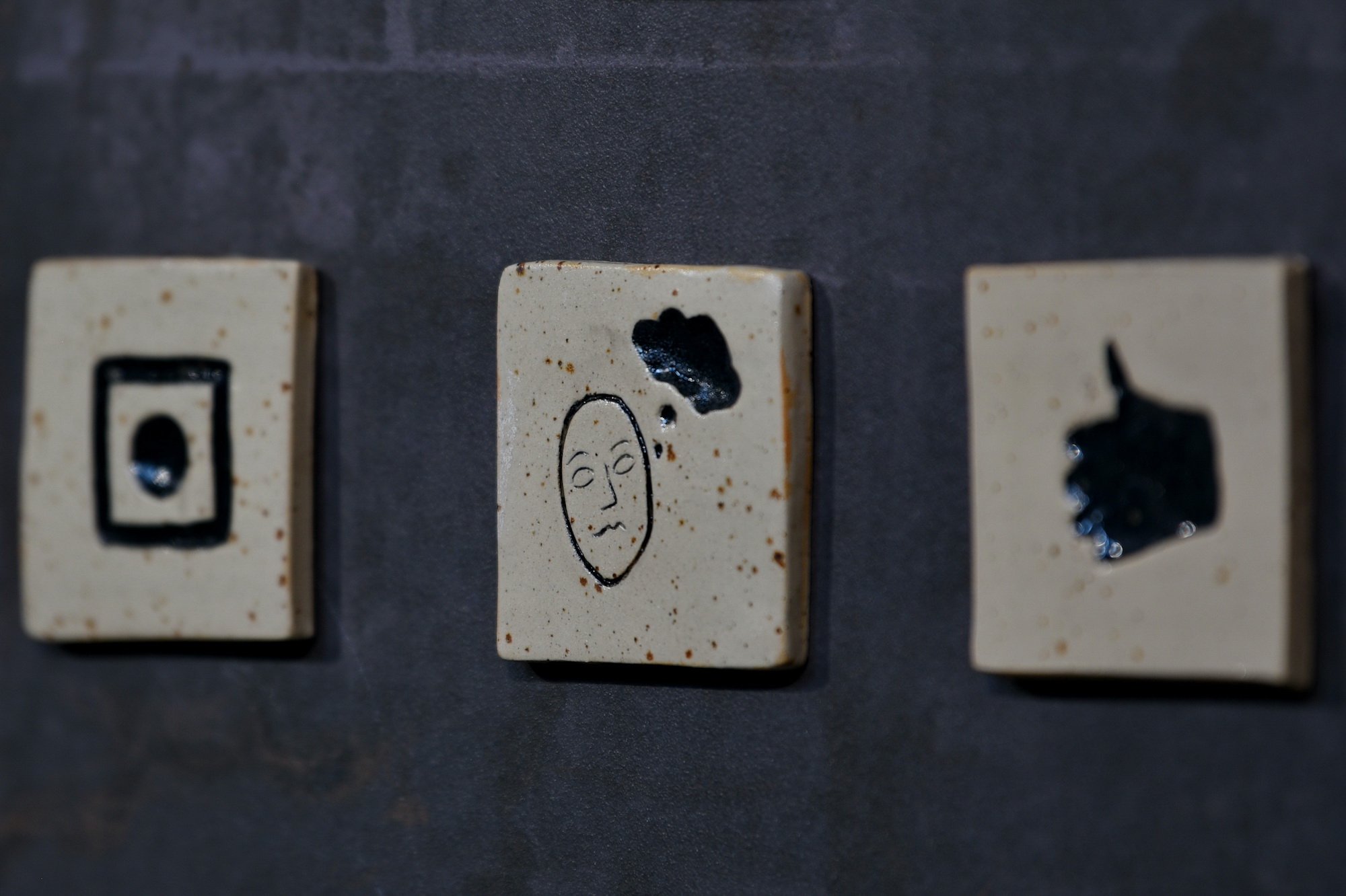 Detalje: Maren Kjelgaard, <i>Du har så vakkert språk II</i>, glaseret stentøj, stål, 2025. Foto: Ole Jørgensen.