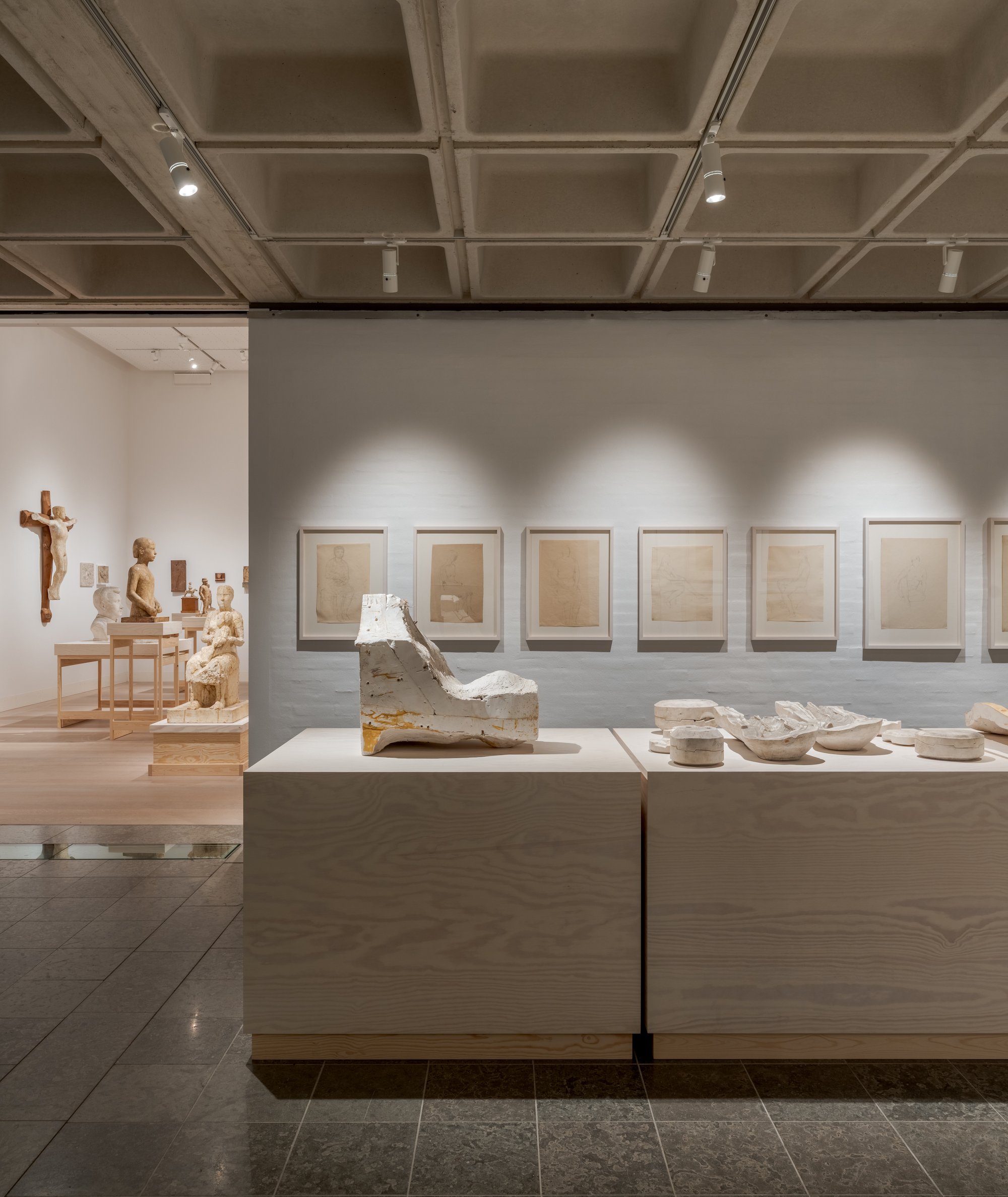 Støbeforme og tegninger. <i>Menneske først – Astrid Noacks Studiesamling</i>. Holstebro Kunstmuseum d. 16. nov. 2024 - 4. maj 2025. Foto: David Stjernholm