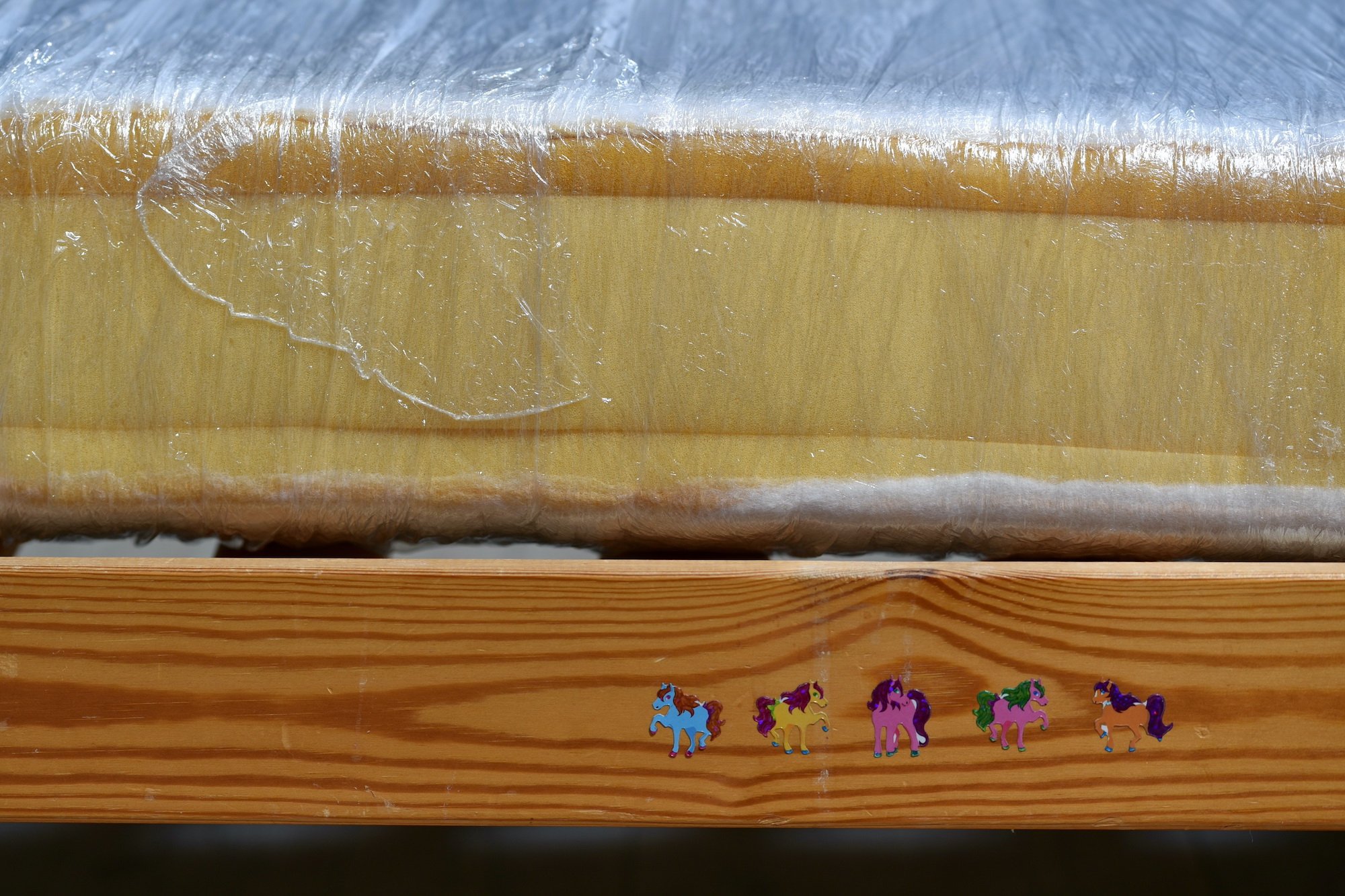 Detalje: Maren Kjelgaard, Seng, fyrretræ, madras, plastik, 2025. Foto: Ole Jørgensen.