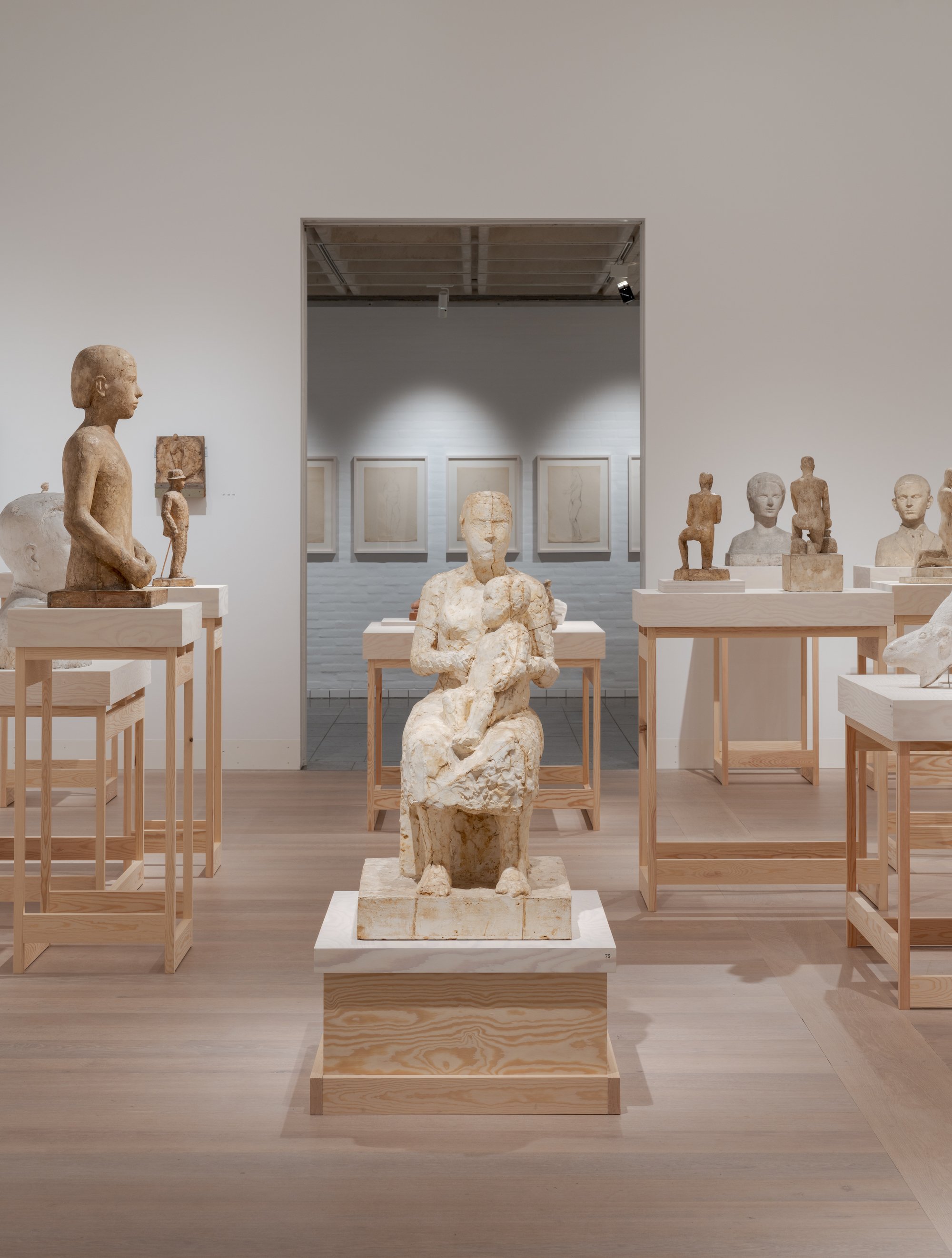 Kvinde med barn [Mor med barn], 1954, originalgips (ufuldført), 110,5 x 53,5 x 71 cm. Menneske først – Astrid Noacks Studiesamling. Holstebro Kunstmuseum d. 16. nov. 2024 - 4. maj 2025. Foto: David Stjernholm
