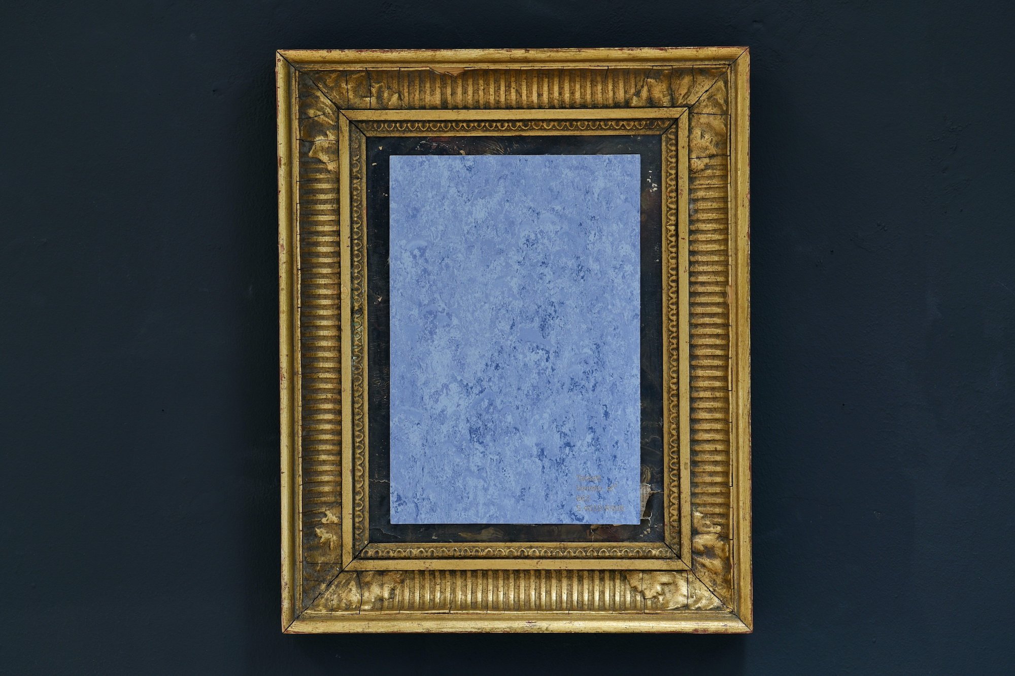 Maren Kjelgaard, Blå himmel, Indrammet linoleumsprøve, 2025. Foto: Ole Jørgensen.