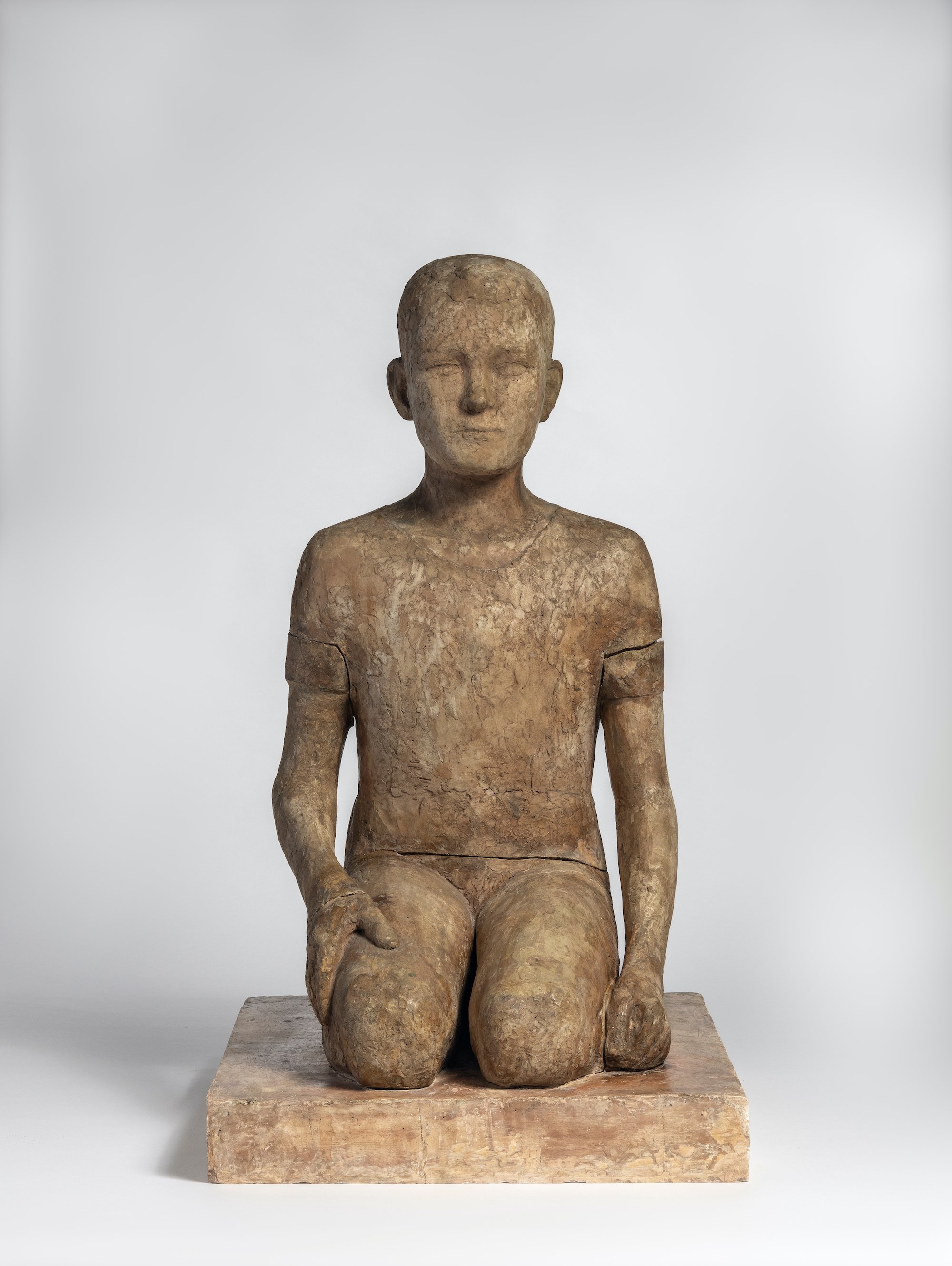 Dreng. [Knælende dreng], 1942. Originalgips, 83,5 x 47,5 x 53,5 cm. Foto: Lars Bay
