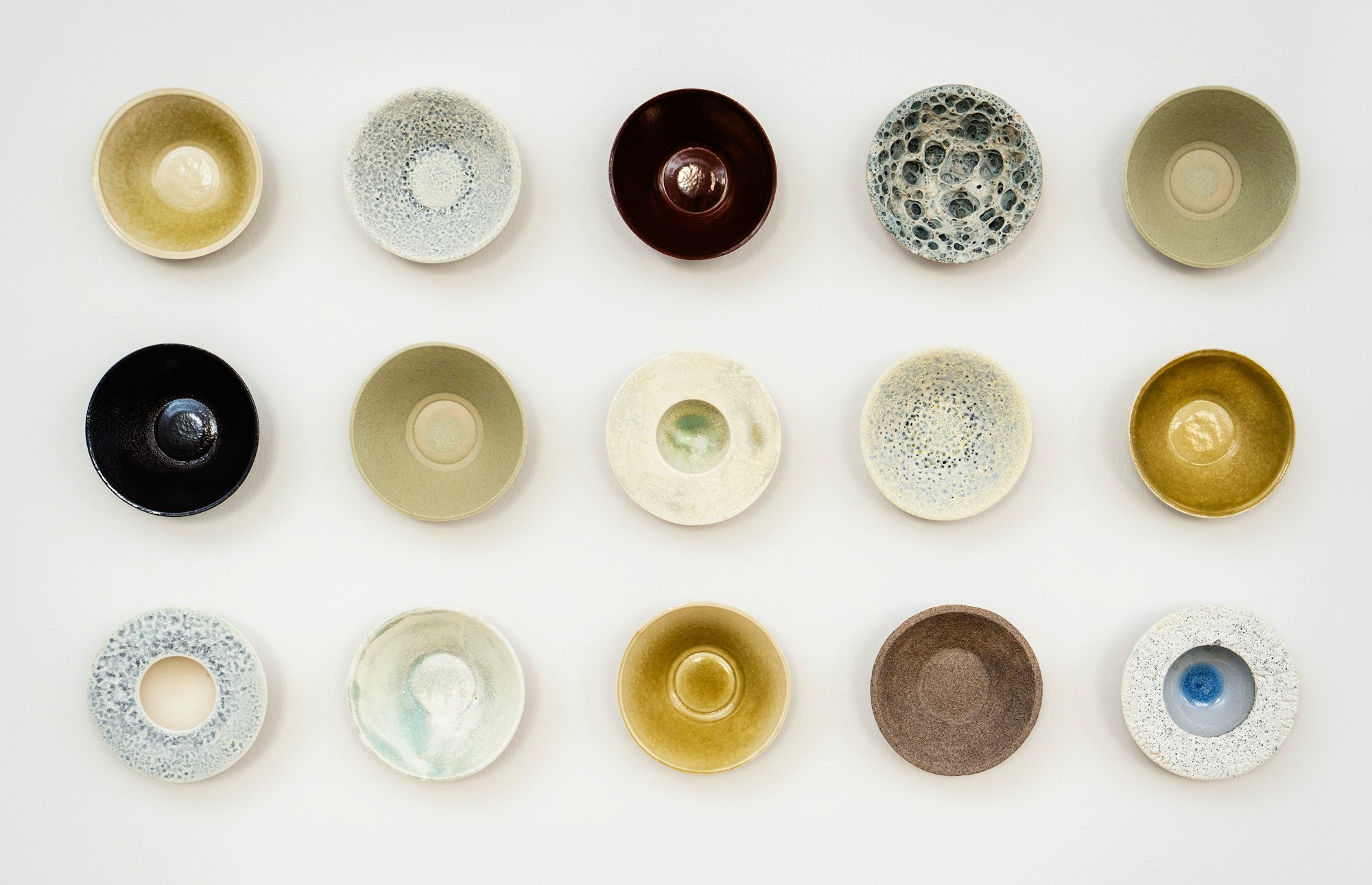 Schou Christensen, Fensholt og Finnsdottir. Fælles form. Udsnit af taktilt bibliotek over keramisk rigdom fremstillet af affald, 2025. Foto: Christoffer Askman.