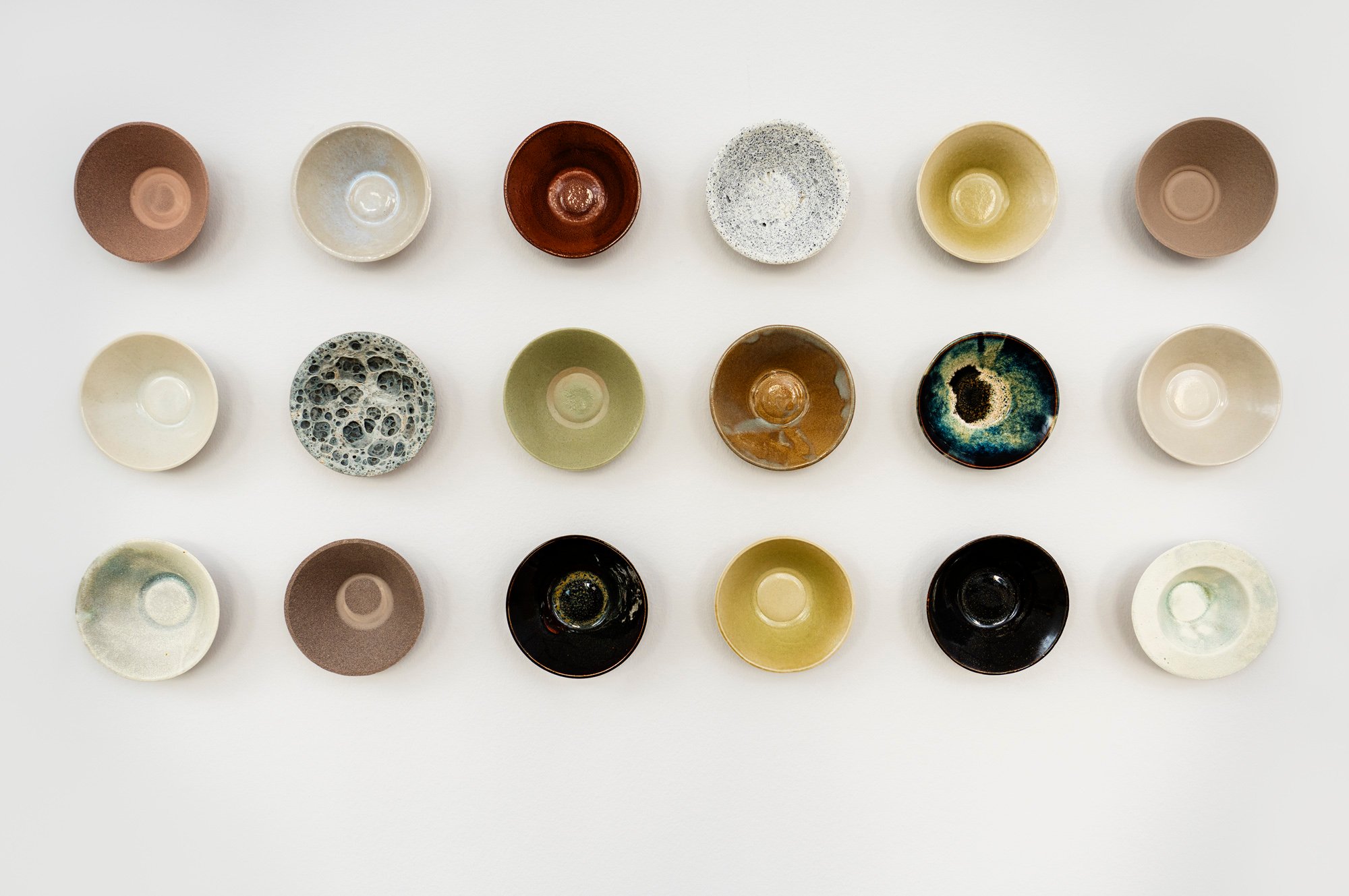 Schou Christensen, Fensholt og Finnsdottir. Fælles form. Udsnit af taktilt bibliotek over keramisk rigdom fremstillet af affald, 2025. Foto: Christoffer Askman.