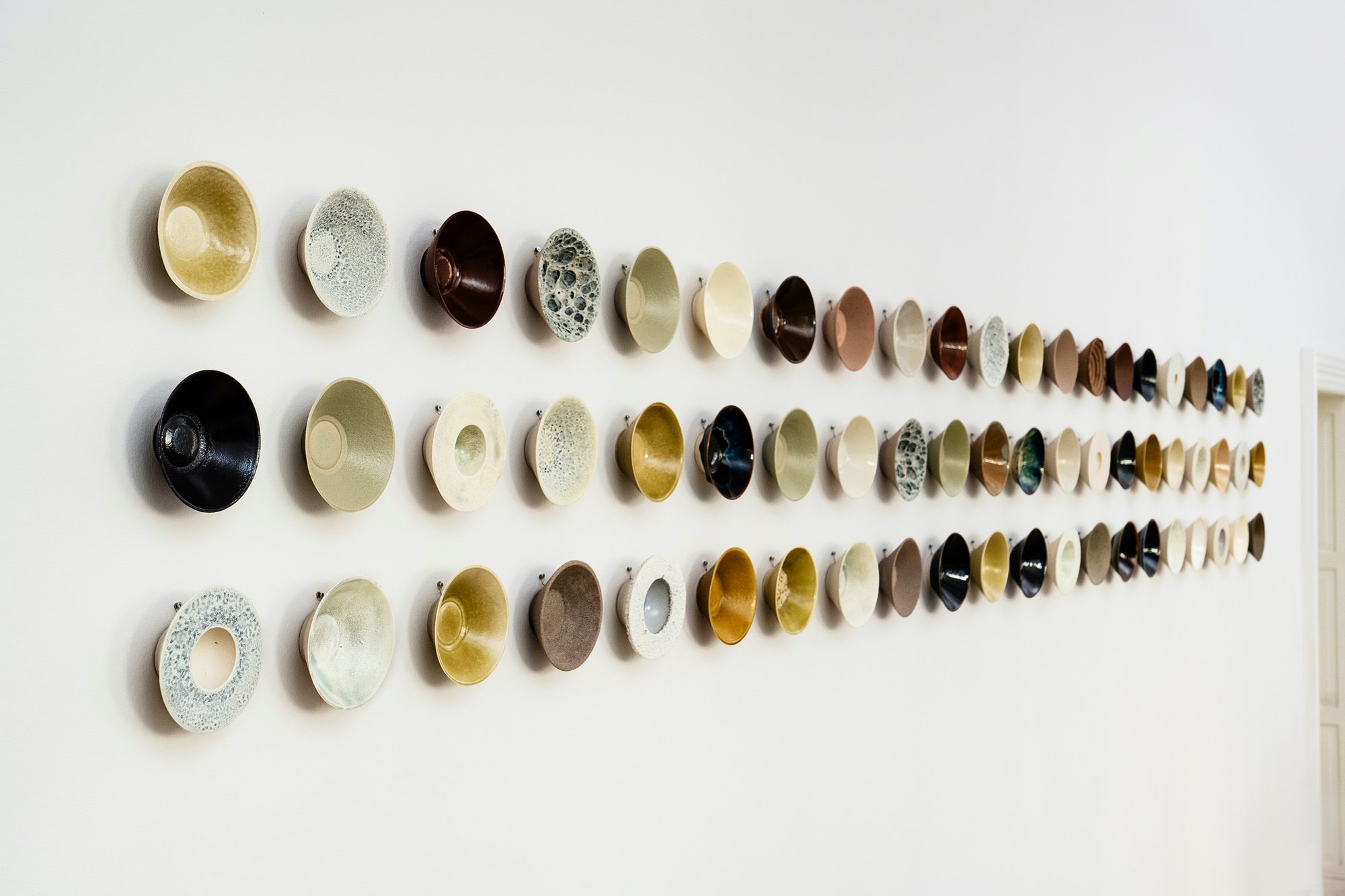 Schou Christensen, Fensholt og Finnsdottir. Fælles form. Taktilt bibliotek over keramisk rigdom fremstillet af affald, 2025. Foto: Christoffer Askman.