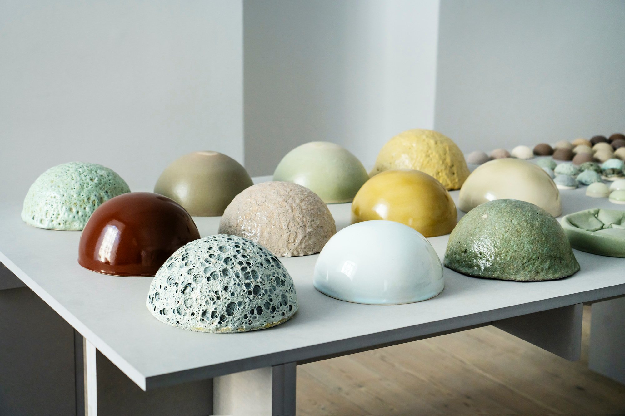 Signe Fensholt. Del af det undersøgende arbejde - skala og materiale, 2025. Foto: Christoffer Askman.