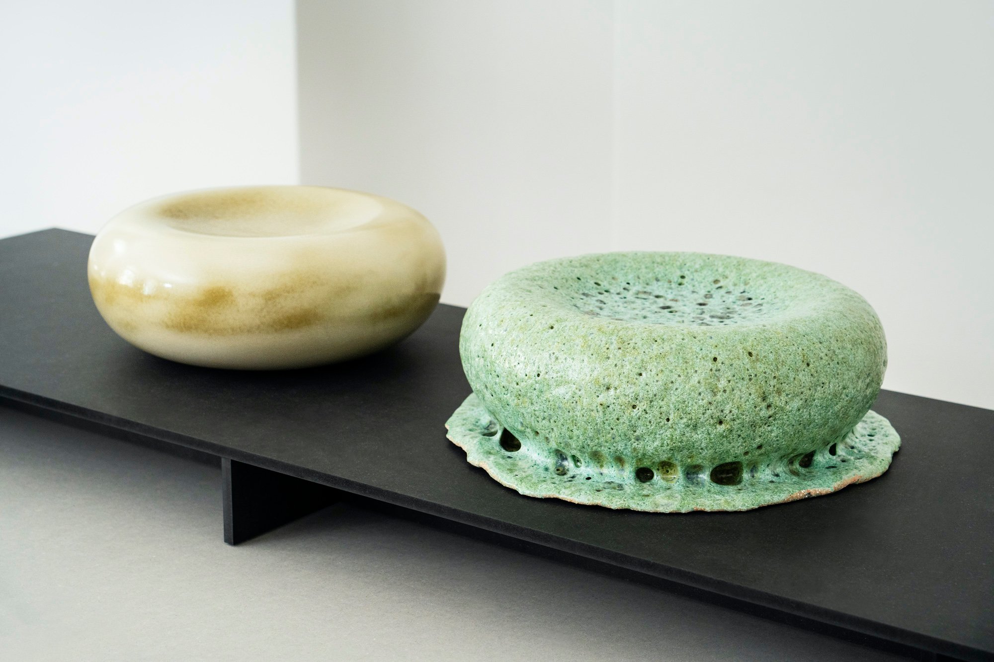 Signe Fensholt. Ceramic Volume II 2025 og Ceramic Volume I 2025. Foto: Christoffer Askman.