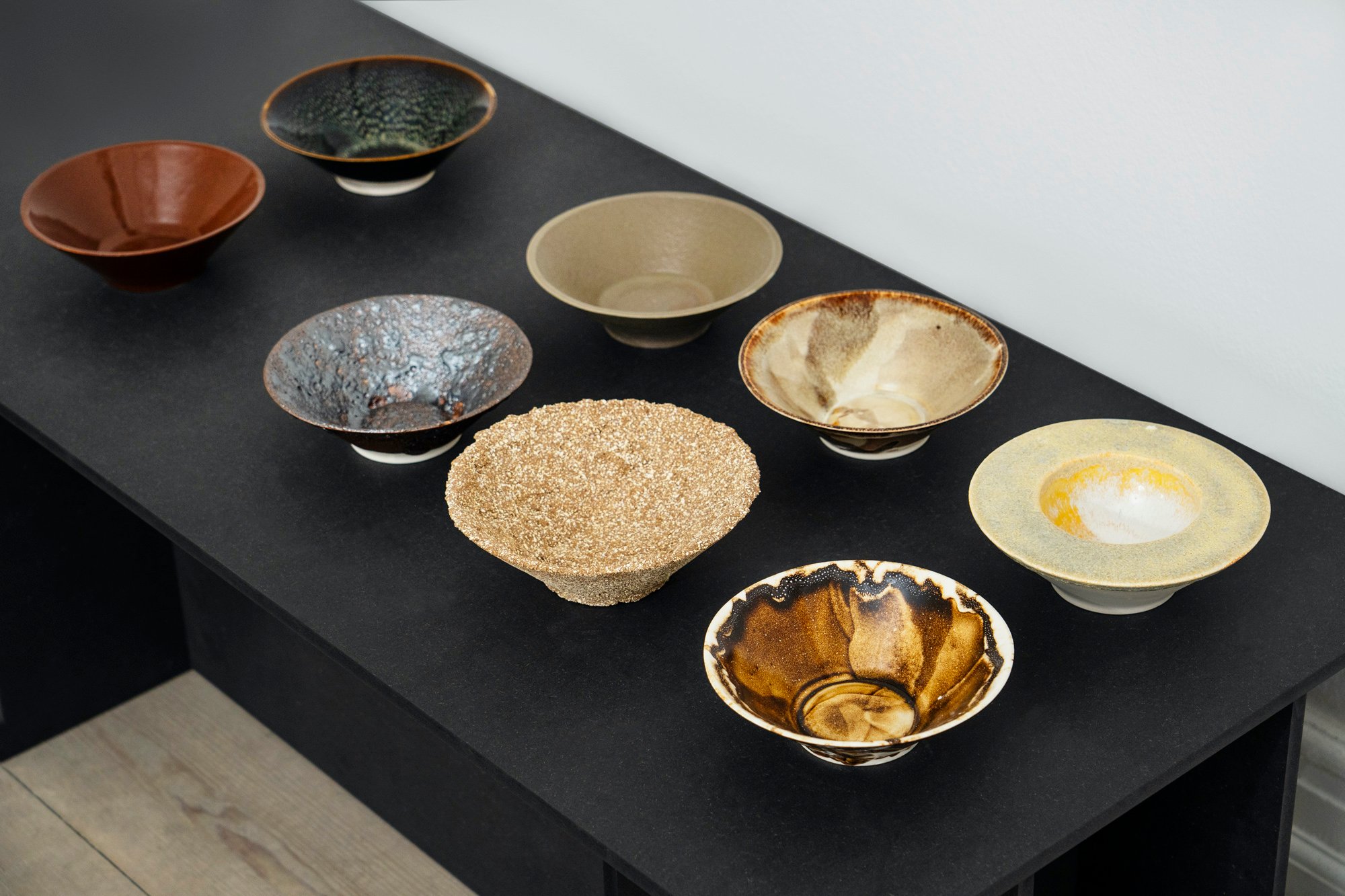 Schou Christensen, Fensholt og Finnsdottir. Fælles form. Udsnit af bibliotek over keramisk rigdom fremstillet af affald, 2025. Foto: Christoffer Askman.