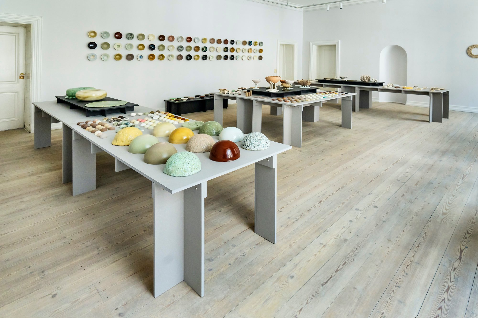 Overblik over udstillingen, 2025. Foto: Christoffer Askman.