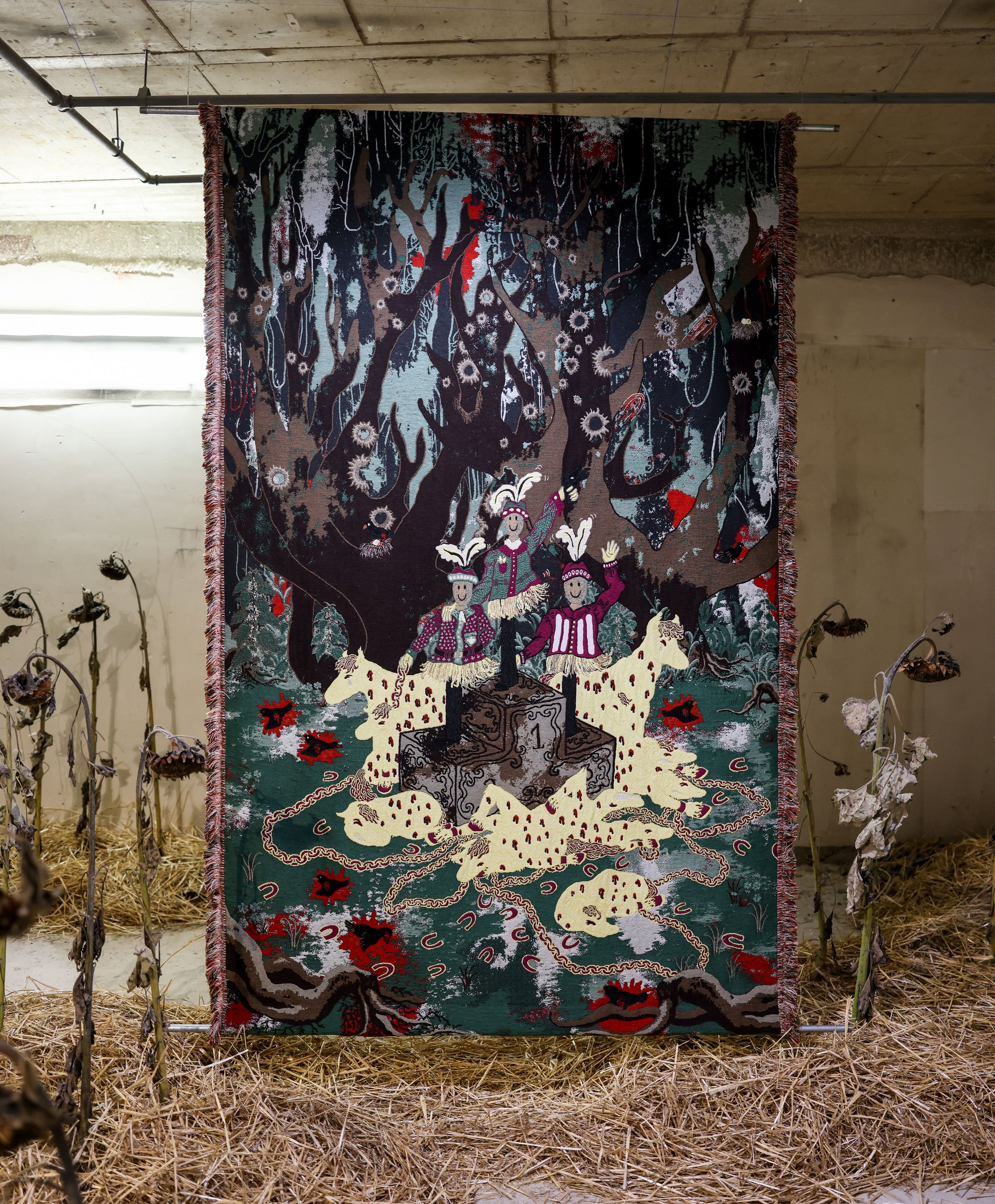 En af Olivia Rode Hvass' vævede billedtæpper præsenteret under Luxembourg Art Week i 2025 i installationen <i>HUNT(ED)</i>. Foto: Sophie Margue