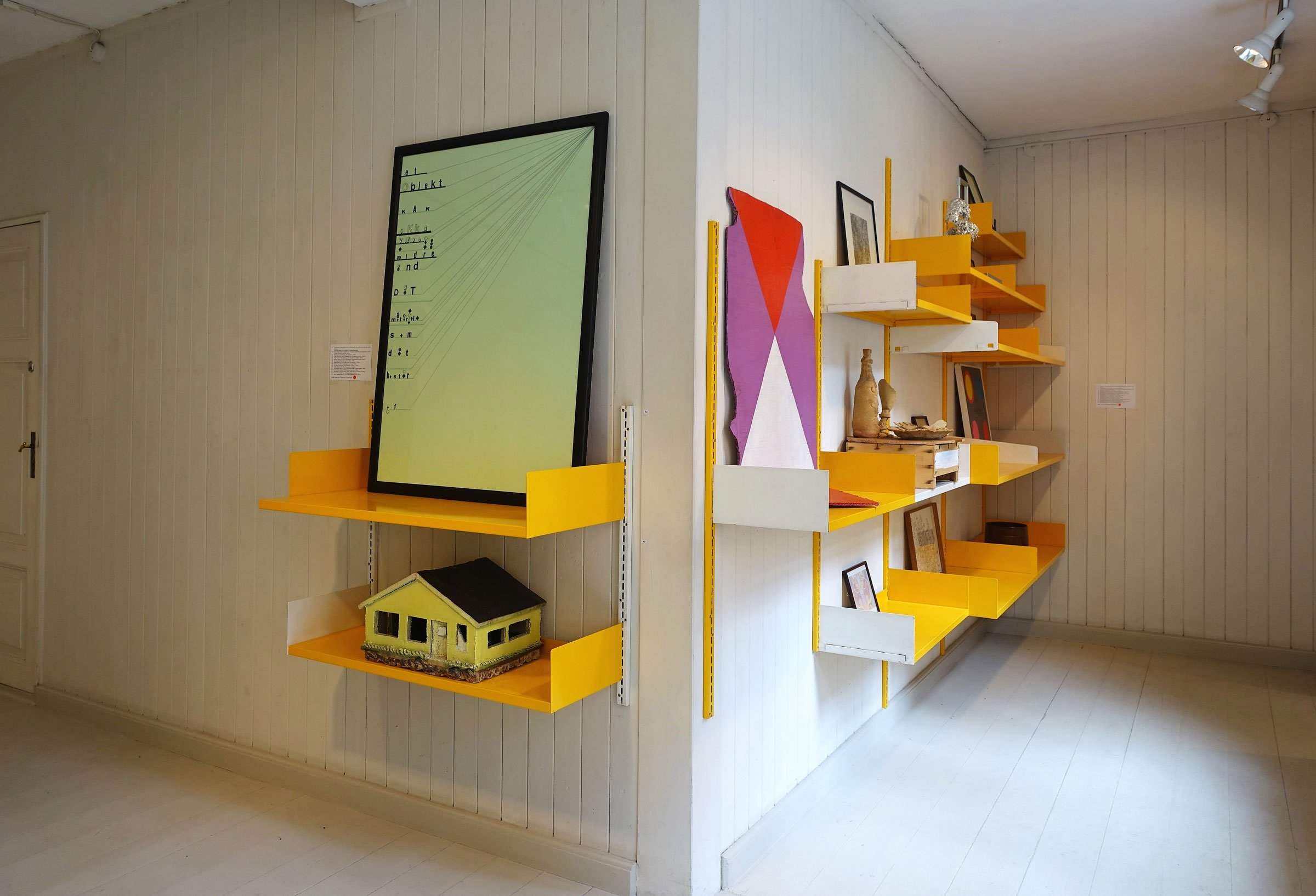 Lise Nørholm. "Et objekt kan ikke være ældre end det materiale, som det består af". Installation med kunstværker af Lise Nørholm, Erik Hagens, Albert Mertz, Maria Thorsen, Richard Winther, Henning Hansen, Henrik Mené, Ole Sporring, Jens Peter Groth Jensen, Teddy Sørensen, Hanne Sejrbo, Tage Stentoft, Michael Mørk og Mette Augustinus Poulsen. Foto: Clausens Kunsthandel