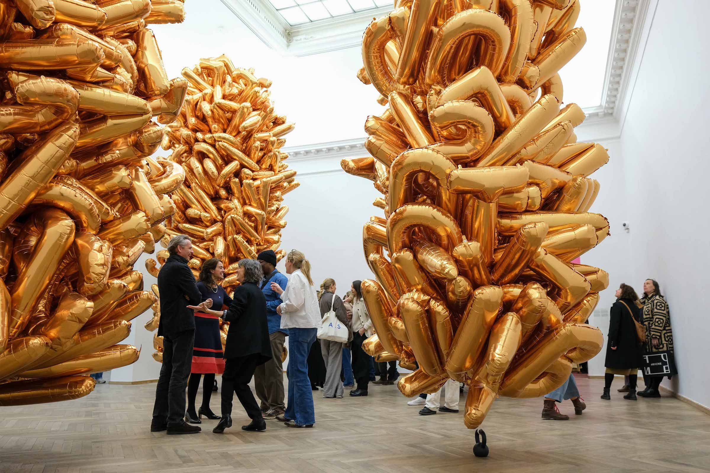 Banu Cennetoğlu, <i>right?</i>, 2022-igangværende. Installationsview fra Kunsthal Charlottenborg, København 2025. Foto: Marlene Anne Lough. Udlånt af kunstneren og Kunsthal Charlottenborg