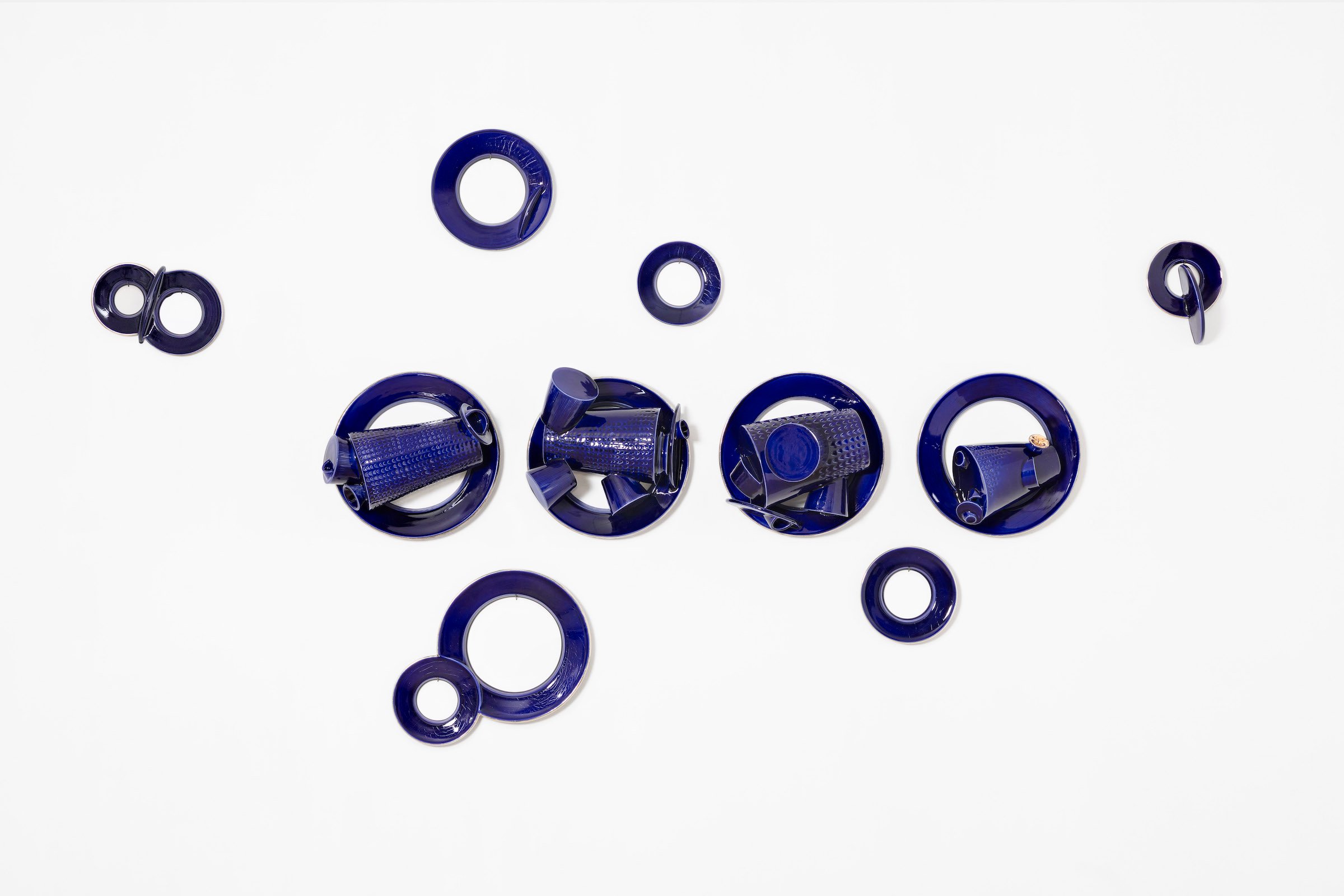 Michael Geertsen Blå Bobler, 2025 15 dele, Lertøj, blå glasur, platinlustre, ø 17-32 cm.
Foto: Dorte Krogh