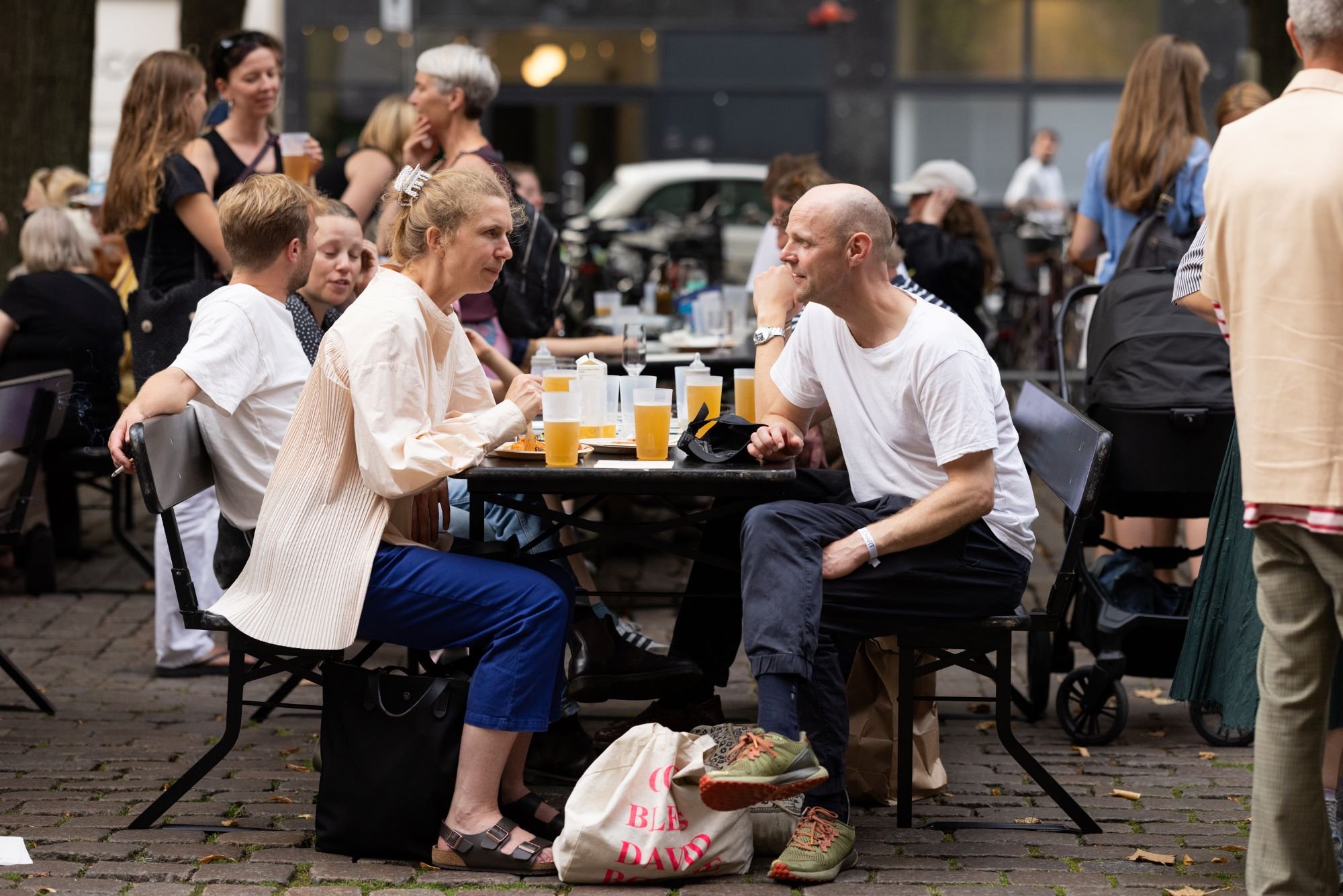 Glæd dig til kolde øl på pladsen foran Nikolaj Kunsthal! Foto: Mads Holm.