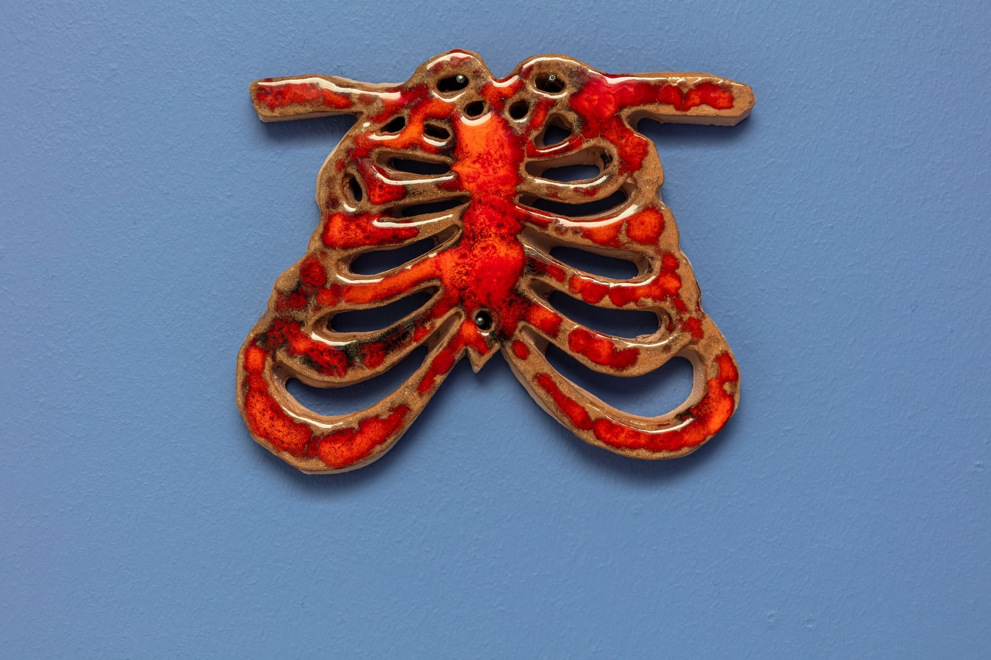 Christina Hamre, <i>Brystkasse</i>, 2009. Glaseret stentøj. Foto: Niels Fabæk