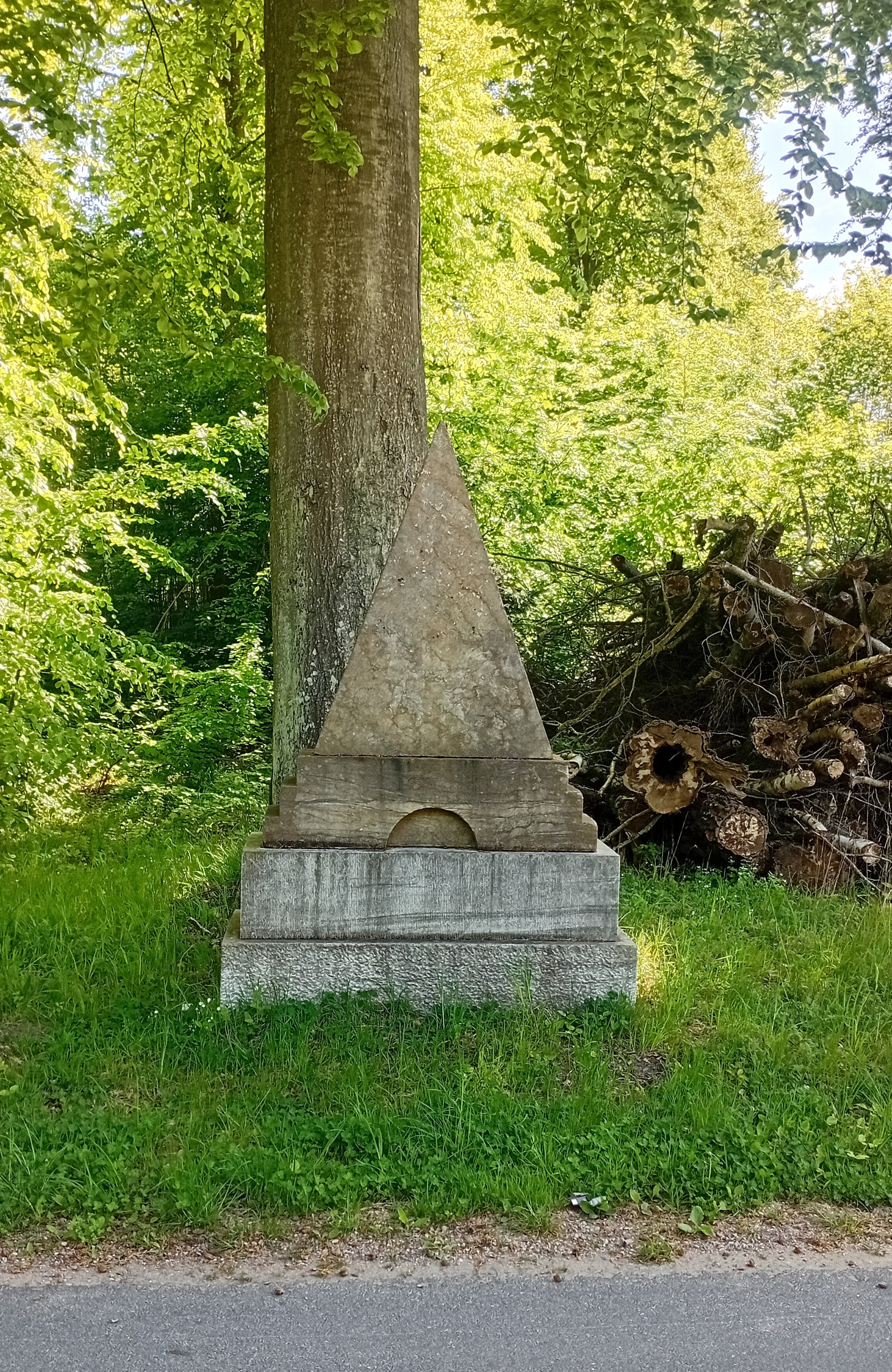 Stele af Johannes Wiedewelt i Mindelunden i Jægerspris. Det abstrakte formsprog med rene klare former var klassicistisk mode i sidste halvdel af 1700-tallet. Foto: Ole Bak Jakobsen.