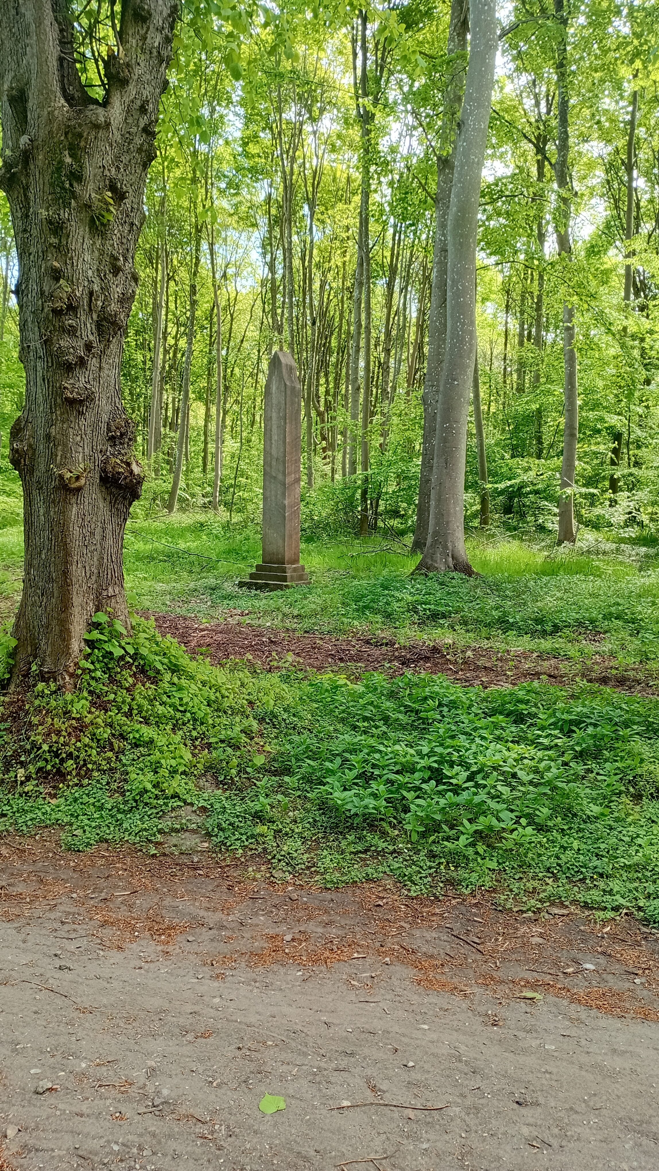 Johannes Wiedewelt: Stele i Mindelunden i Jægerspris. Foto: Ole Bak Jakobsen.