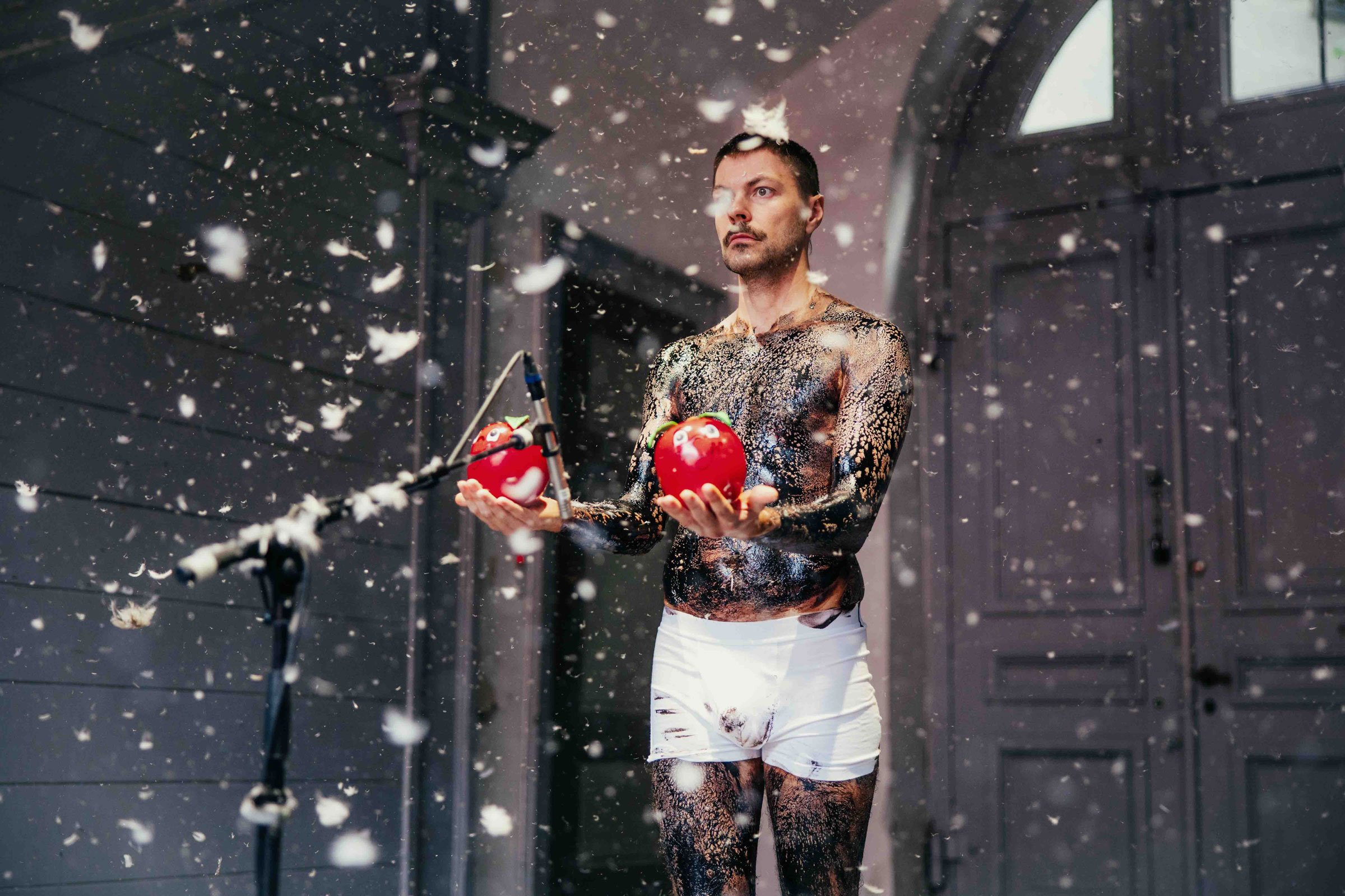 Fra Kim Richard Adler Mejdahls performance: <i>Adam’s Apples</i>. Opført til udstillingen 
<i>Daddy Issues</i> på Gammel Strand i 2025. Foto: Jonathan Damslund