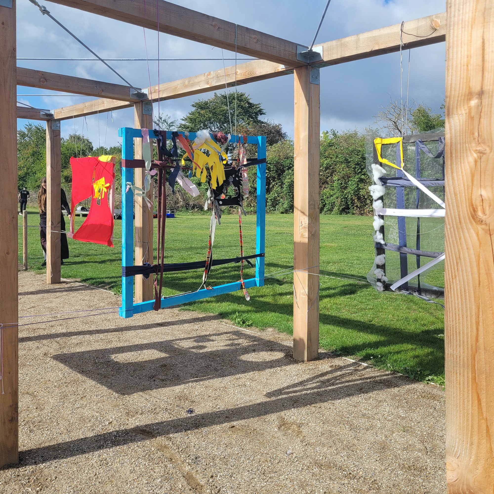 Bank & Rau havde sammen med tre 4. klasser fra Østerbroskolen lavet en festlig udsmykning til indvielsen af Frihedens nye pergola med farverige stof- samt lys- og skyggeværker. Foto: Bank & Rau