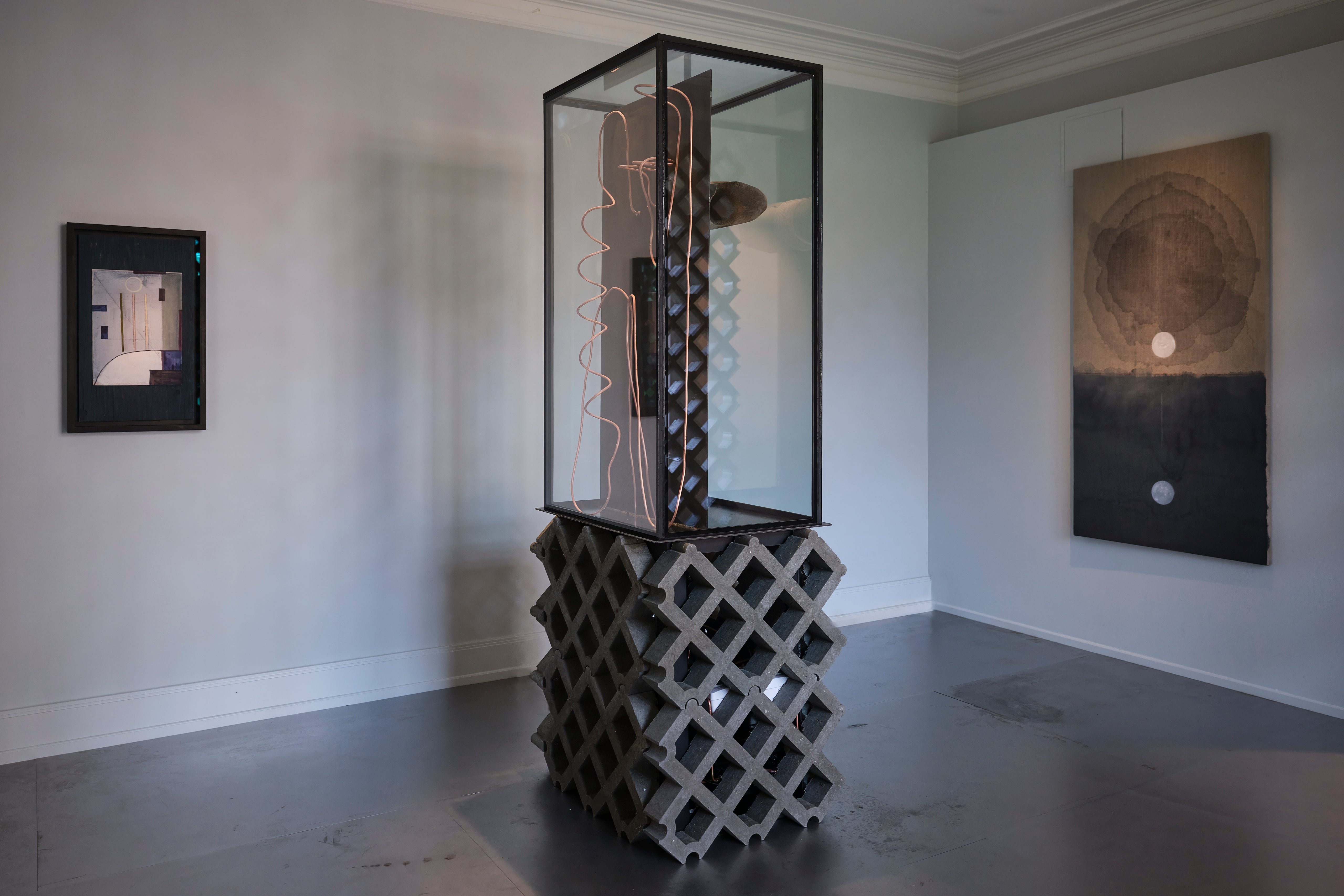 Udstillingsview fra <i>Neptunes Lab 29</i>. I midten værket <i>Abundant emptiness awaiting future now</i>. Foto: Rytter & Denke l Davy Denke