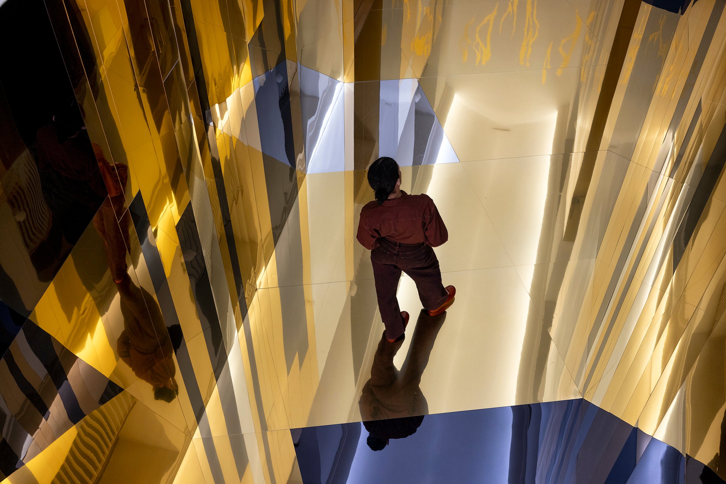 Maria Hassabi: <i>passage</i>, 2025. Installation view at MAPS - Museum of Art in Public Spaces, during the performance <i>forwards</i>, march 21, 2025. Performer: Maria Hassabi. Courtesy the artist; The Breeder, Athens. Photo: Jan Søndergaard.