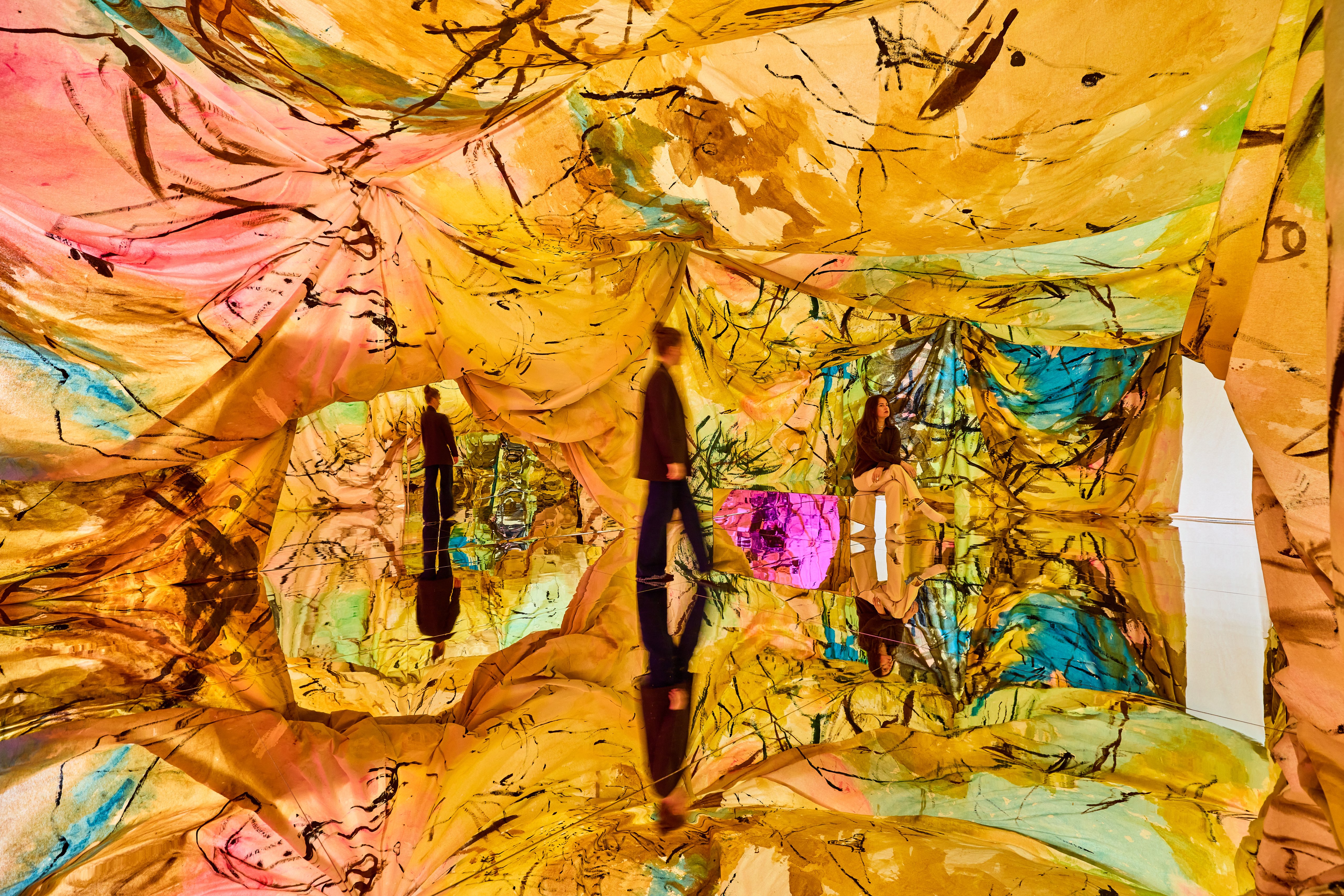 Mie Olise Kjærgaard: <em>Focussed Restless and Quite Allrigth</em>, 2024. Installationen med et spejlende gulv og et stort maleri hængende ovenover. Foto: T2Studio.