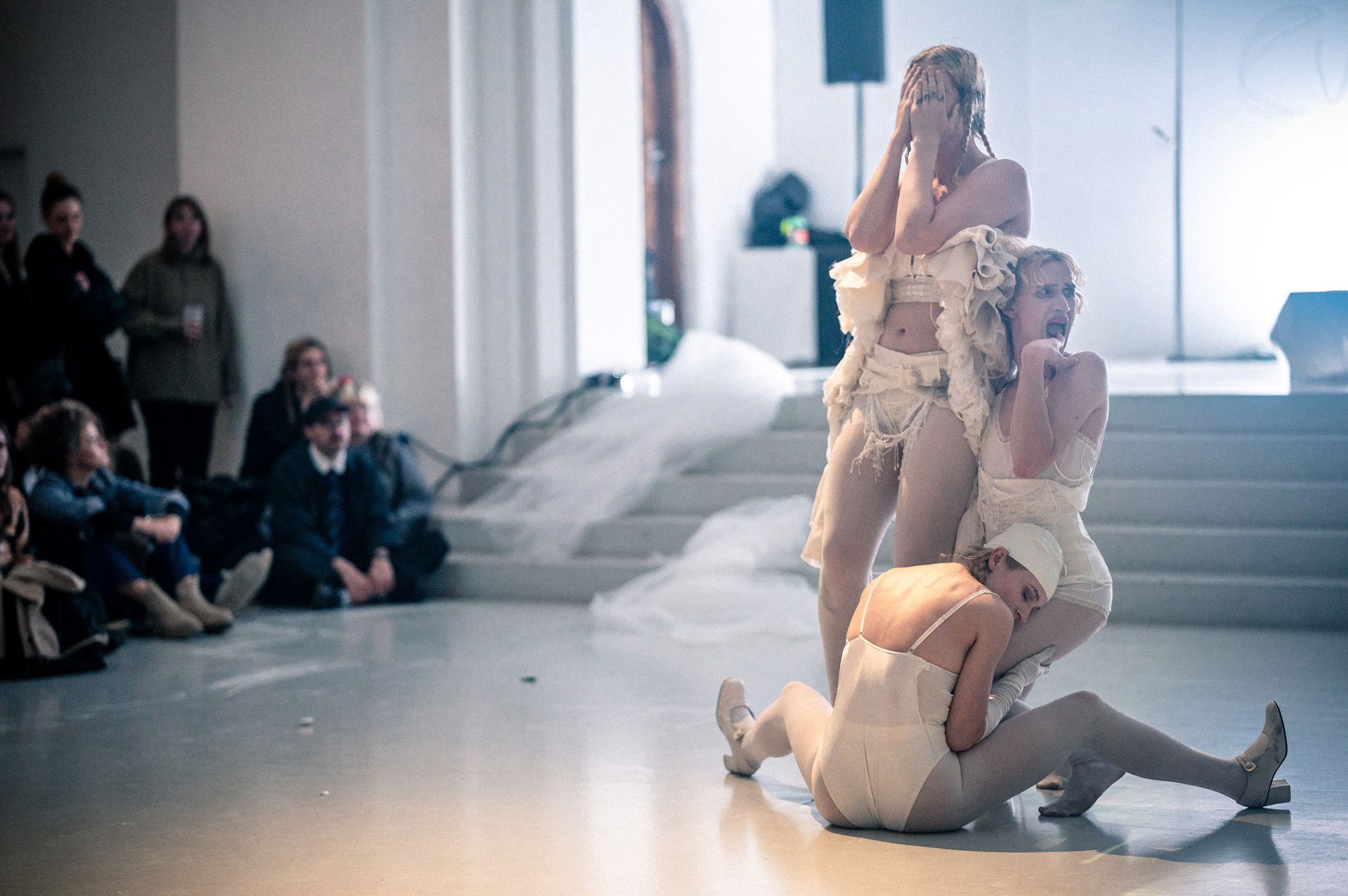 Performancen <i> The Rite of Nothing</i> af Cassie Augusta Jørgensen er inspireret af Stravinskys <i>The Rite of Spring</i>. Foto: Simon Skipper