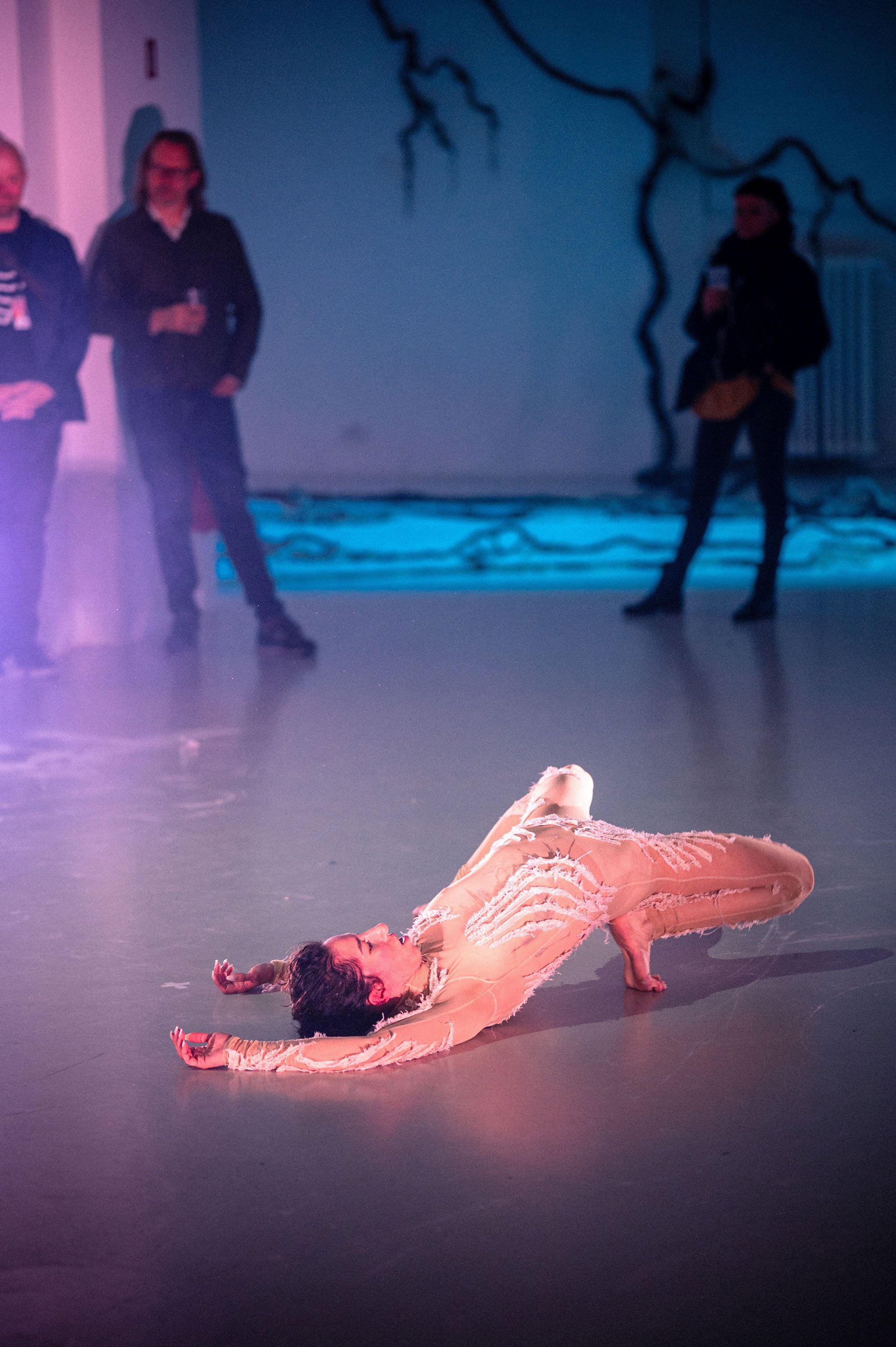 Lotte Sighs performance <i>By the Roots</i>, som er inspireret af udstillingen <i>Breaking Darkness</i>, der aktuelt vises i Nikolaj Kunsthals højloftede Nedre Galleri. Foto: Simon Skipper