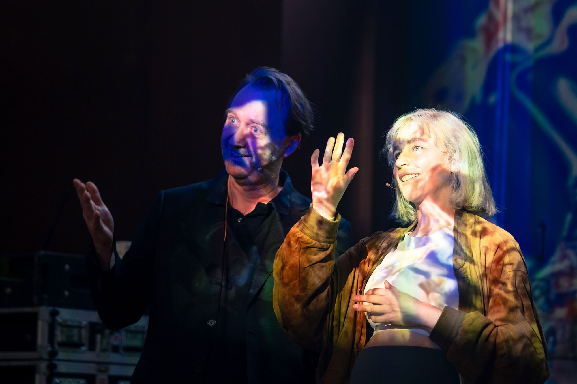 Udstillingen <em>ENTER AFTERLIFE</em> åbnede med en spektakulær performance. Foto: Simon Skipper