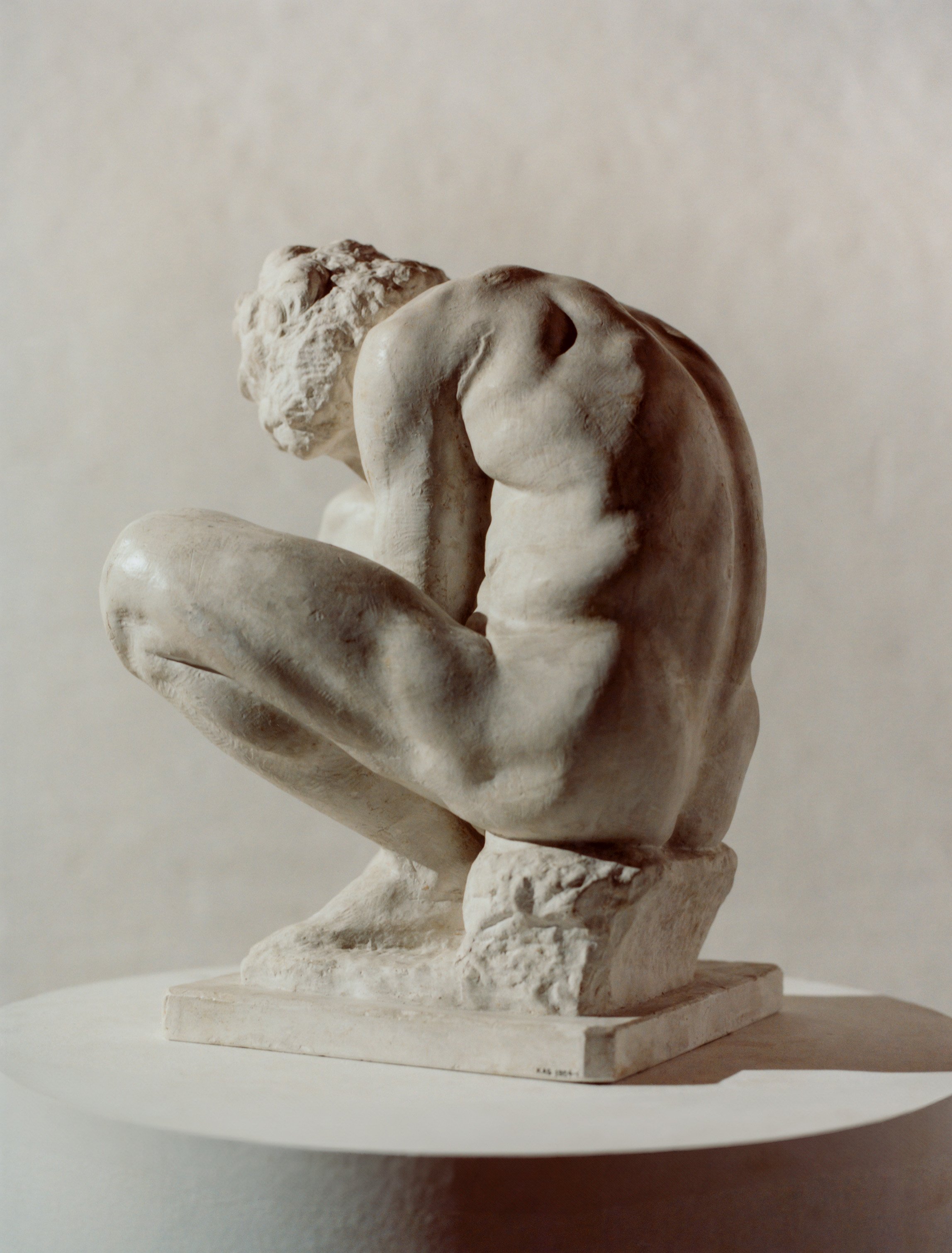 Gipsafstøbning efter Michelangelo Buonarroti, Siddende dreng. Original ca. 1526-33, afstøbning 1915. Den Kgl. Afstøbningssamling, SMK.