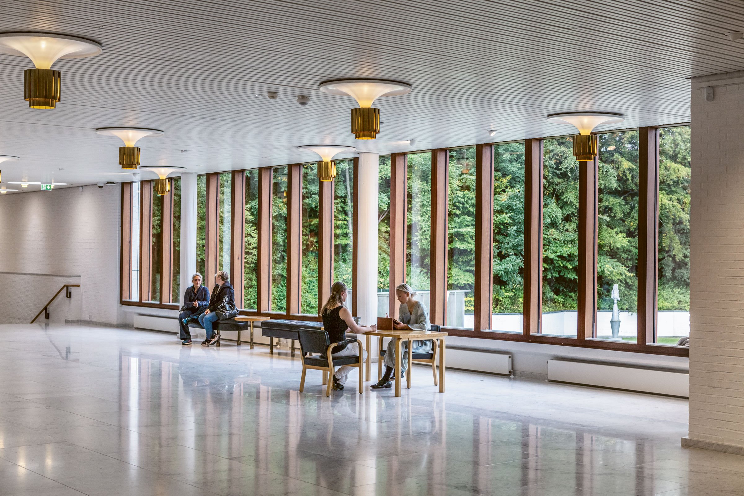 Sophie Dupont: <i>Marking Breath</i>, Aalborg, Danmark, 20. september 2020, fra solopgang til solnedgang, Kunsten Museum
of Modern Art Aalborg, Danmark. Sølv. Foto:
Niels Fabæk
