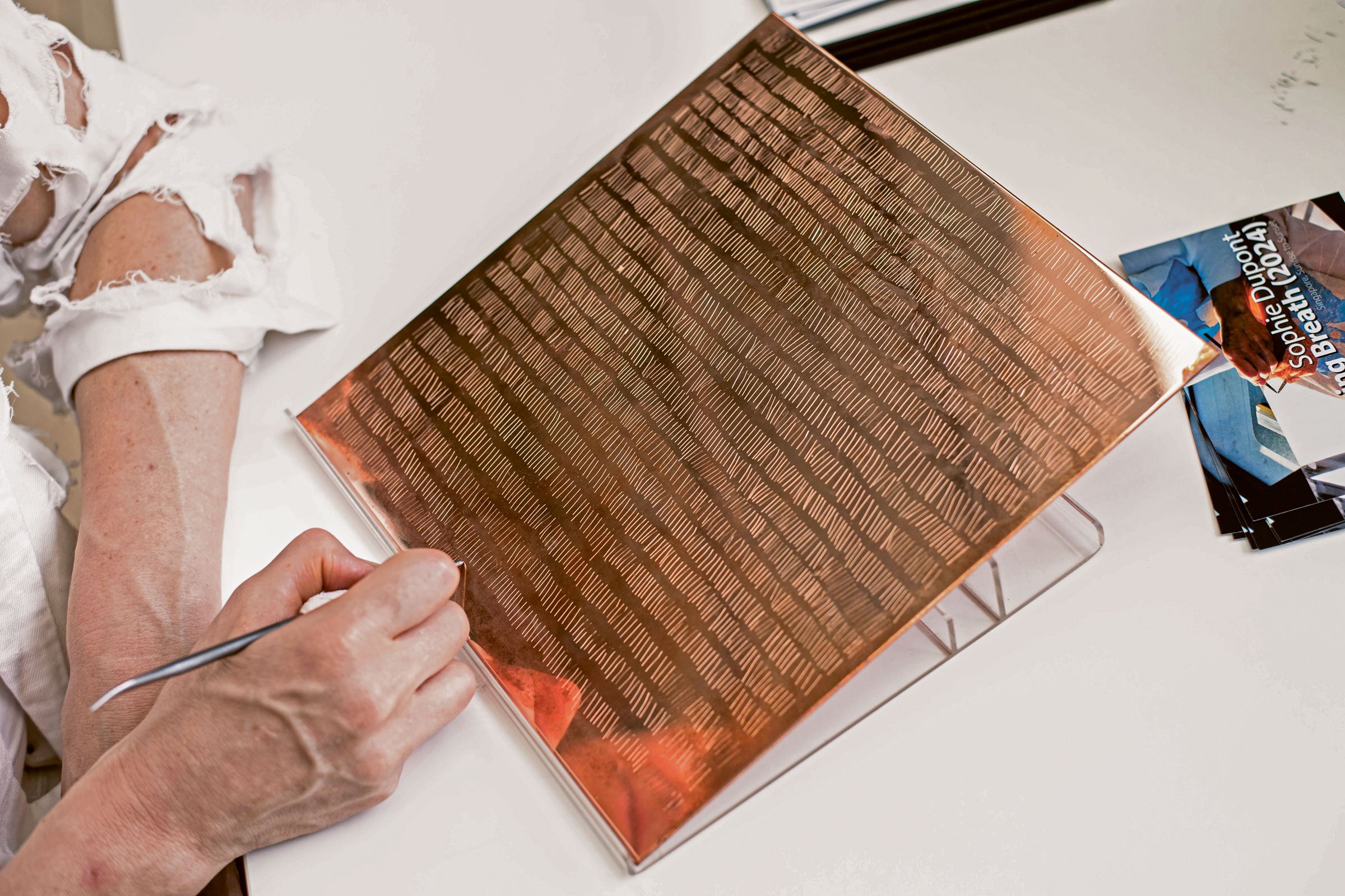 Sophie Dupont: <i>Marking Breath</i>, 5. april 2024, fra solopgang til solnedgang, Singapore. Kobber. Foto: Ken Cheong