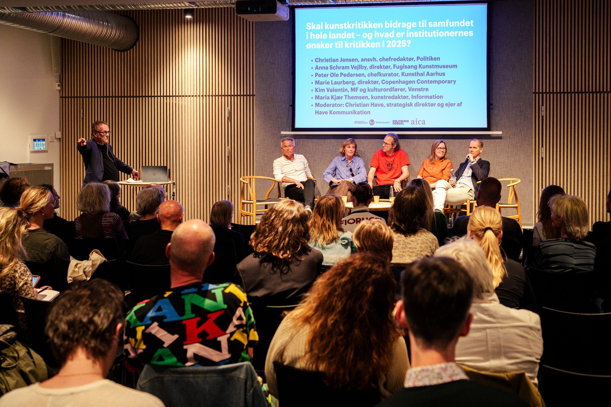 Politikens forhal arrangerede et spændende seminar om kunstkritikkens rolle anno 2025. Foto: Emil Hougaard / Simon Skipper